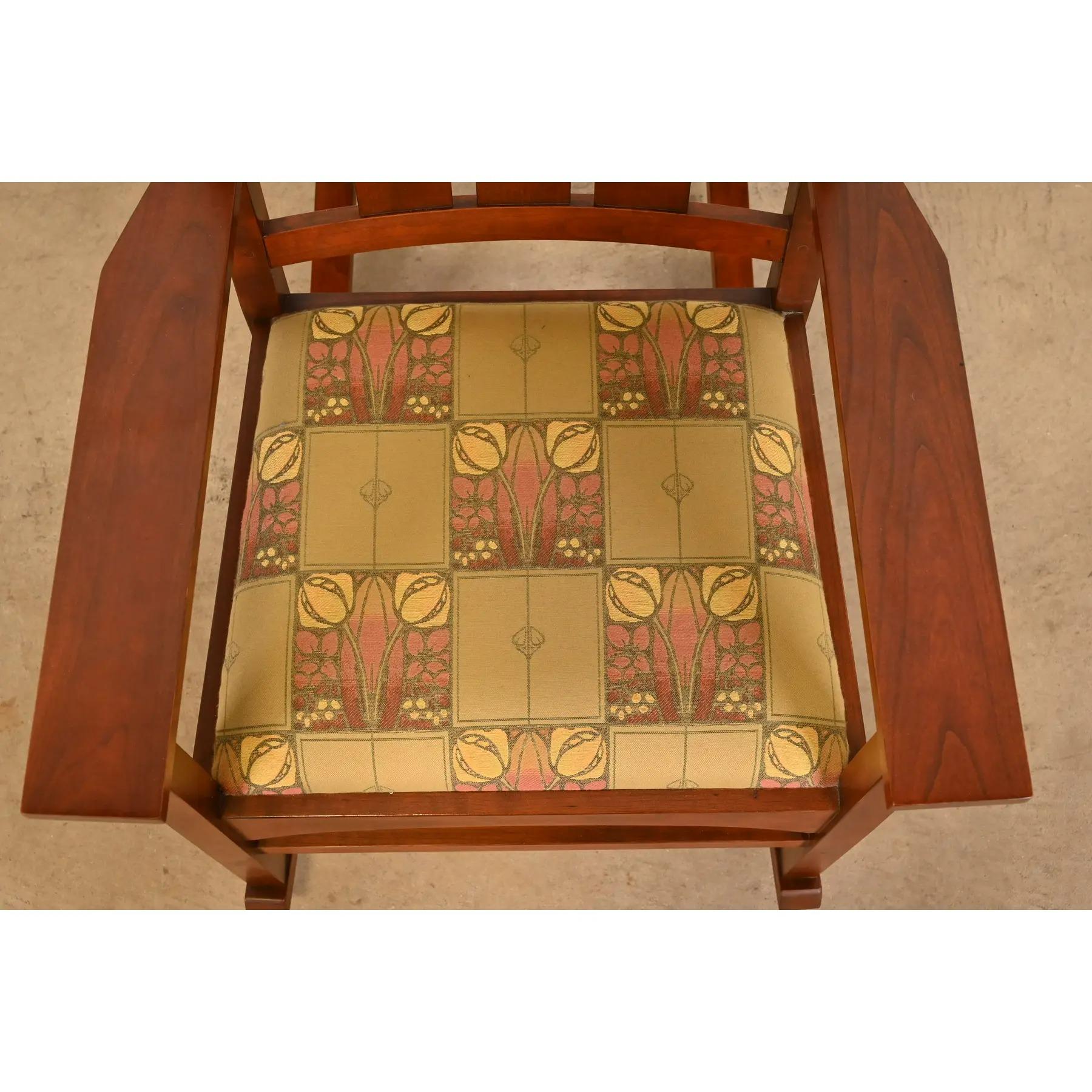Stickley Harvey Ellis Collection Mission Arts & Crafts Cherry Wood Schaukelstuhl im Angebot 3