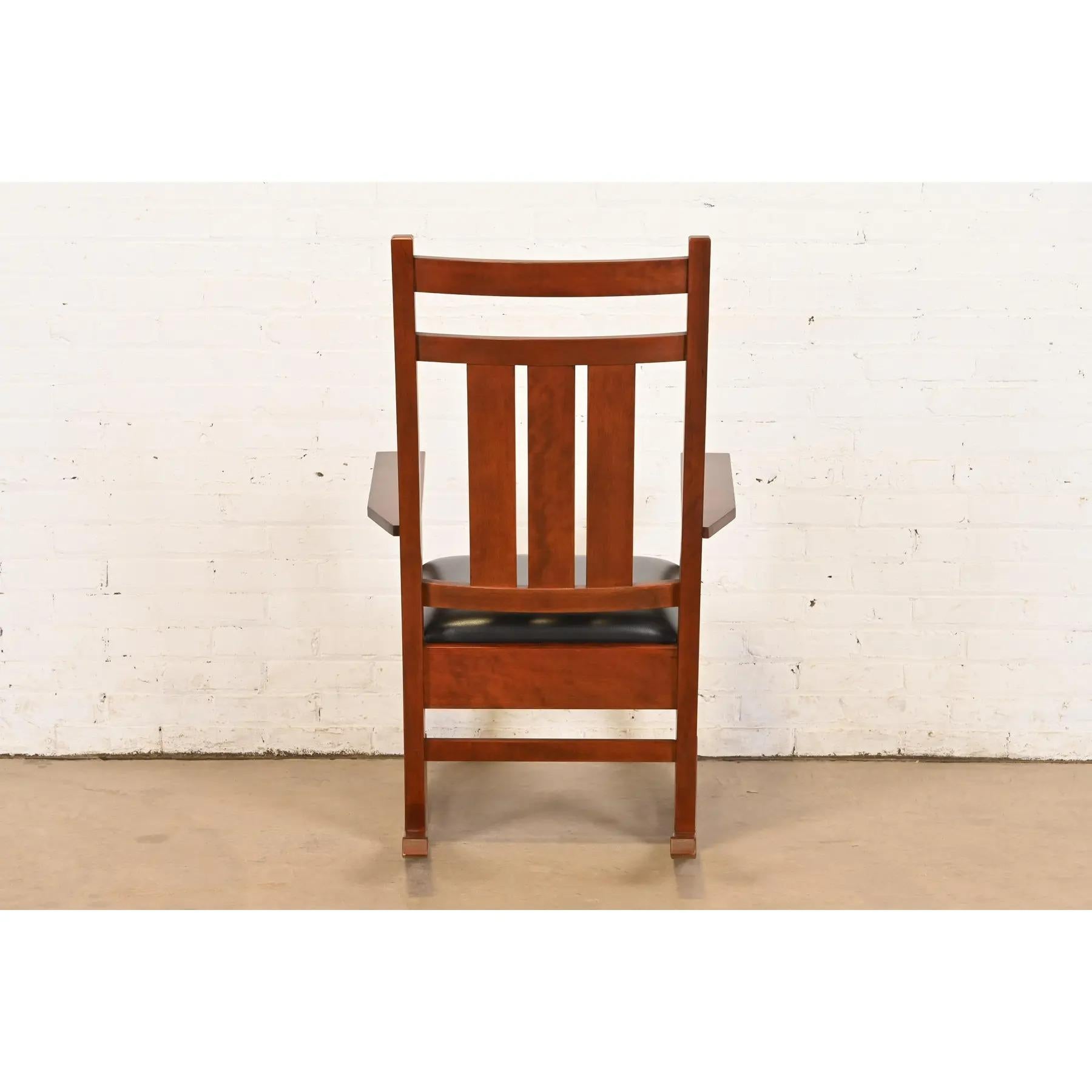 Sedia a dondolo in legno di ciliegio della collezione Harvey Ellis Mission Arts & Crafts di Stickley in vendita 4