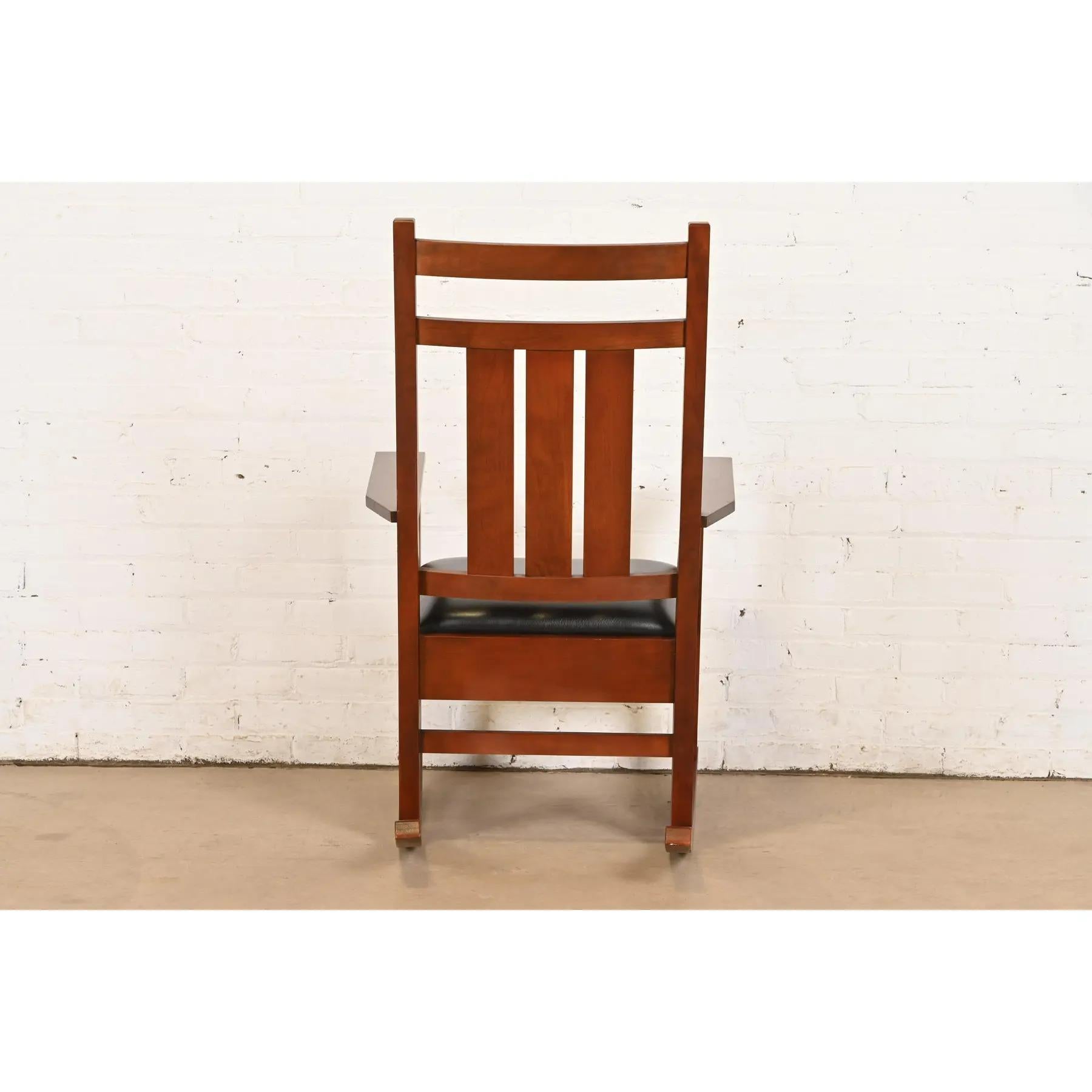 Sedia a dondolo in legno di ciliegio della collezione Harvey Ellis Mission Arts & Crafts di Stickley in vendita 4
