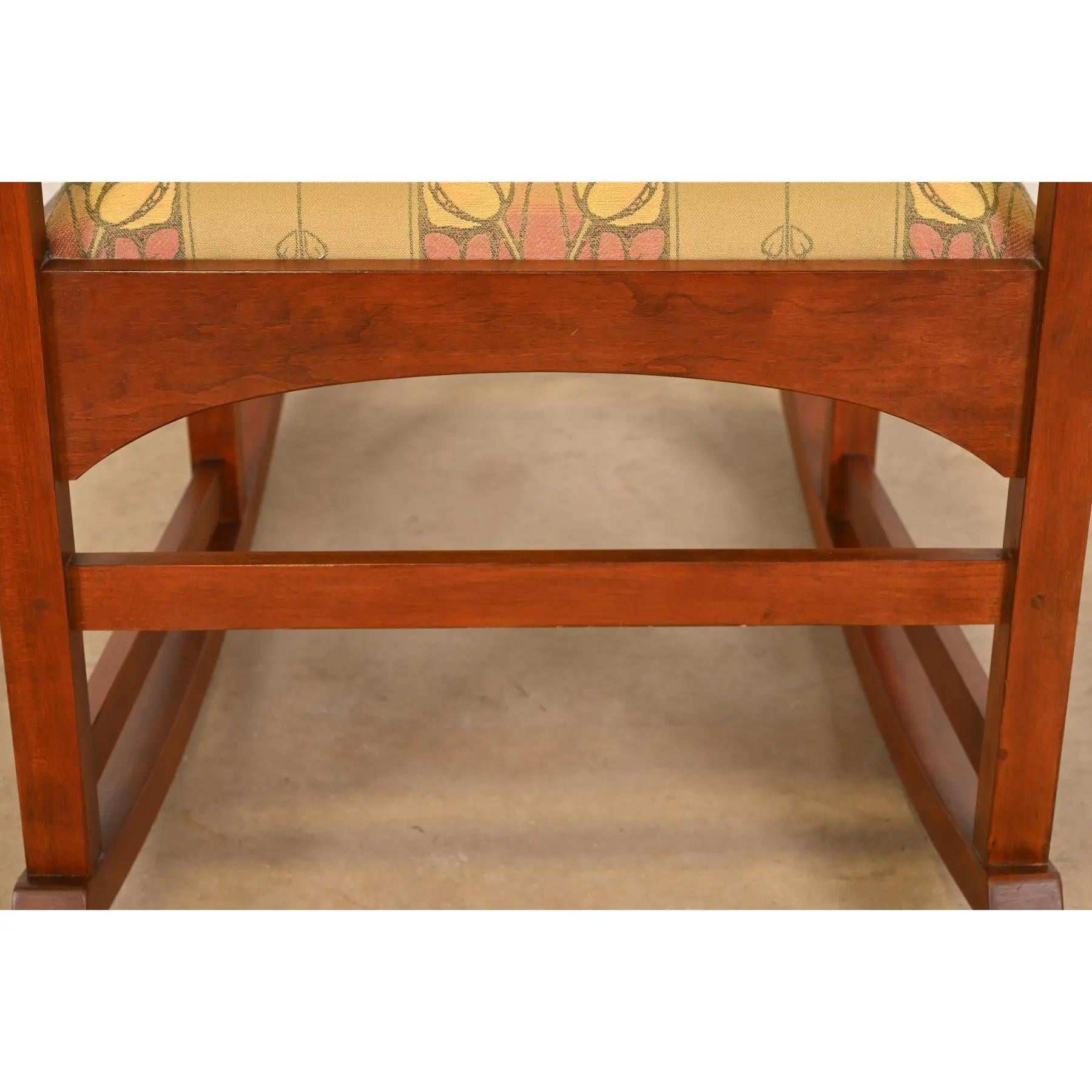 Stickley Harvey Ellis Collection Mission Arts & Crafts Cherry Wood Schaukelstuhl im Angebot 4