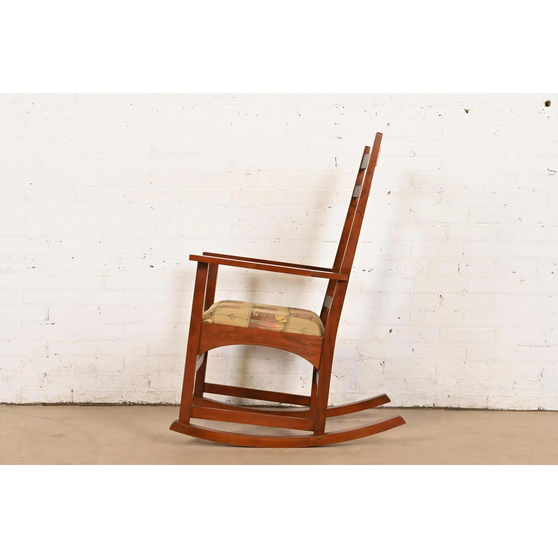 Stickley Harvey Ellis Collection Mission Arts & Crafts Cherry Wood Schaukelstuhl im Angebot 5