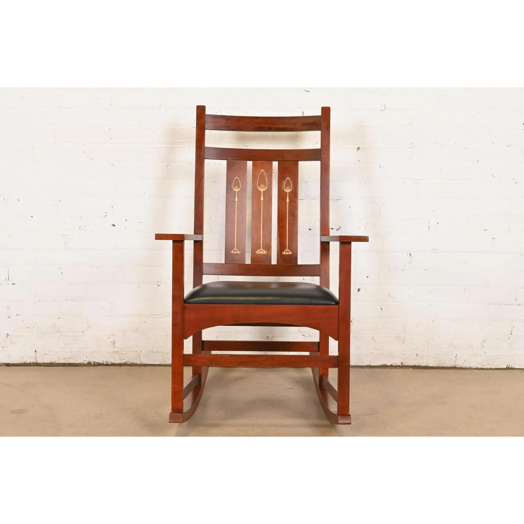 Arts and Crafts Sedia a dondolo in legno di ciliegio della collezione Harvey Ellis Mission Arts & Crafts di Stickley in vendita
