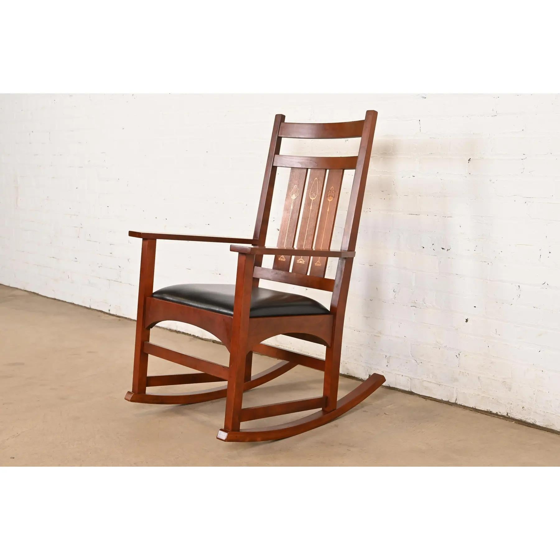 Arts and Crafts Sedia a dondolo in legno di ciliegio della collezione Harvey Ellis Mission Arts & Crafts di Stickley in vendita