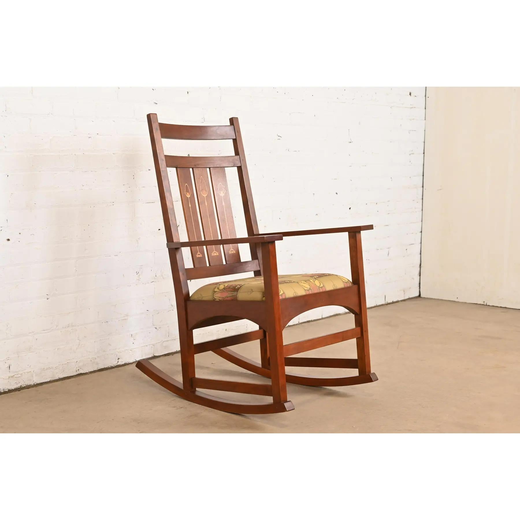 Stickley Harvey Ellis Collection Mission Arts & Crafts Cherry Wood Schaukelstuhl (Arts and Crafts) im Angebot