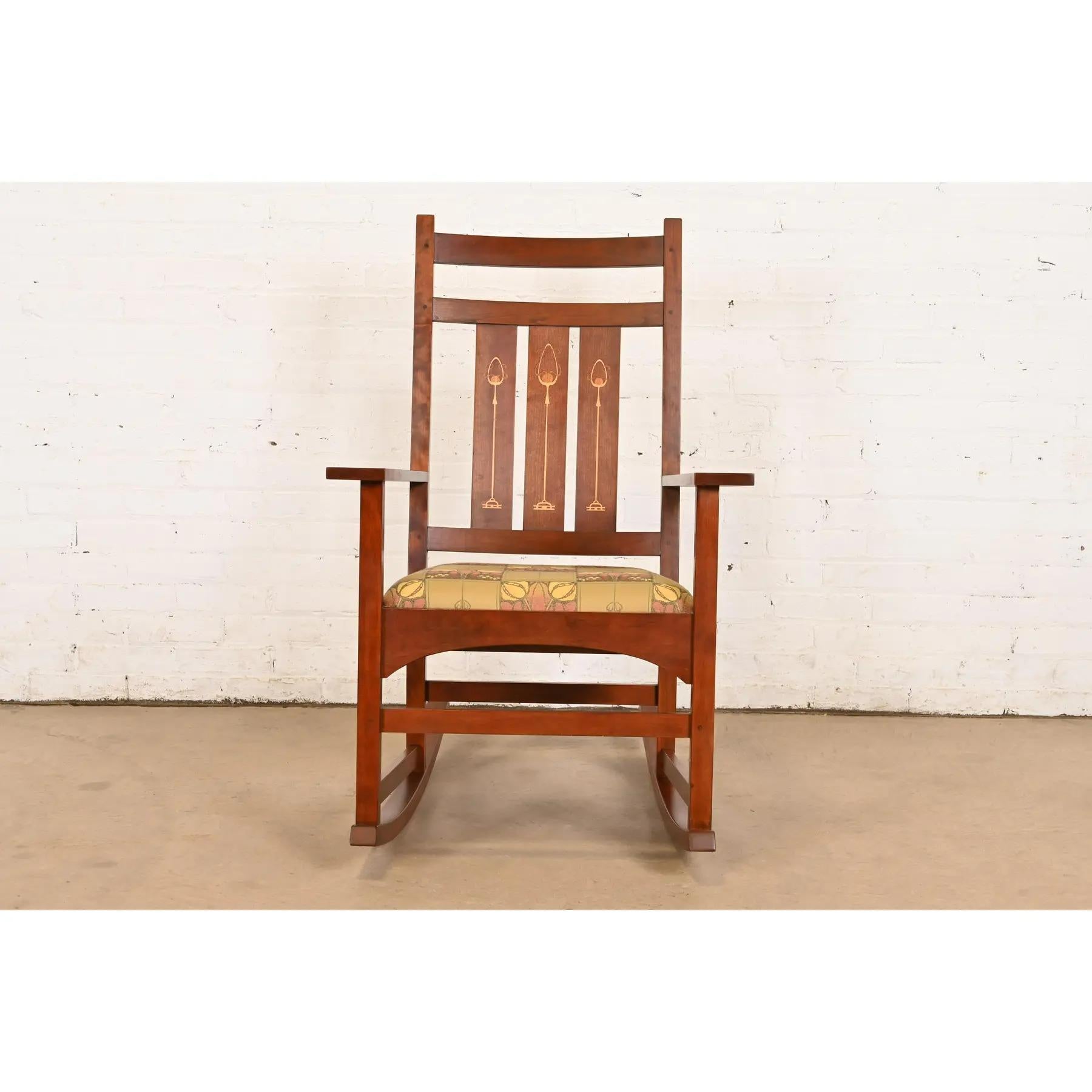 Stickley Harvey Ellis Collection Mission Arts & Crafts Cherry Wood Schaukelstuhl (amerikanisch) im Angebot