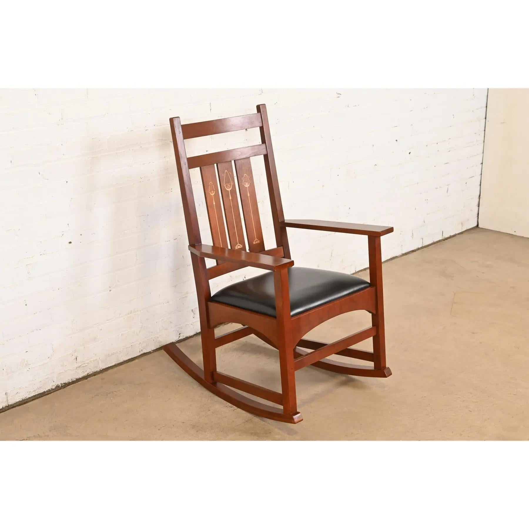 Sedia a dondolo in legno di ciliegio della collezione Harvey Ellis Mission Arts & Crafts di Stickley In condizioni buone in vendita a South Bend, IN