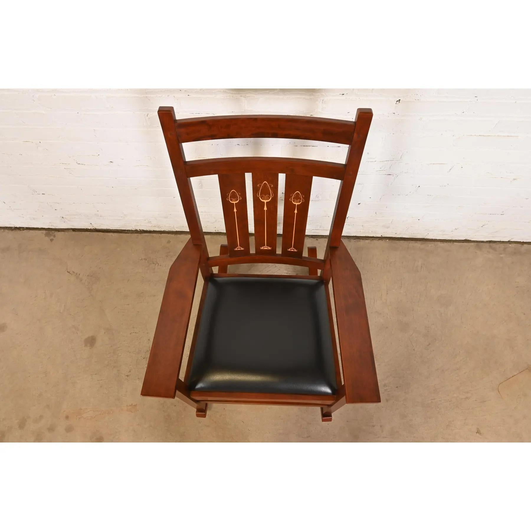 XXI secolo e contemporaneo Sedia a dondolo in legno di ciliegio della collezione Harvey Ellis Mission Arts & Crafts di Stickley in vendita