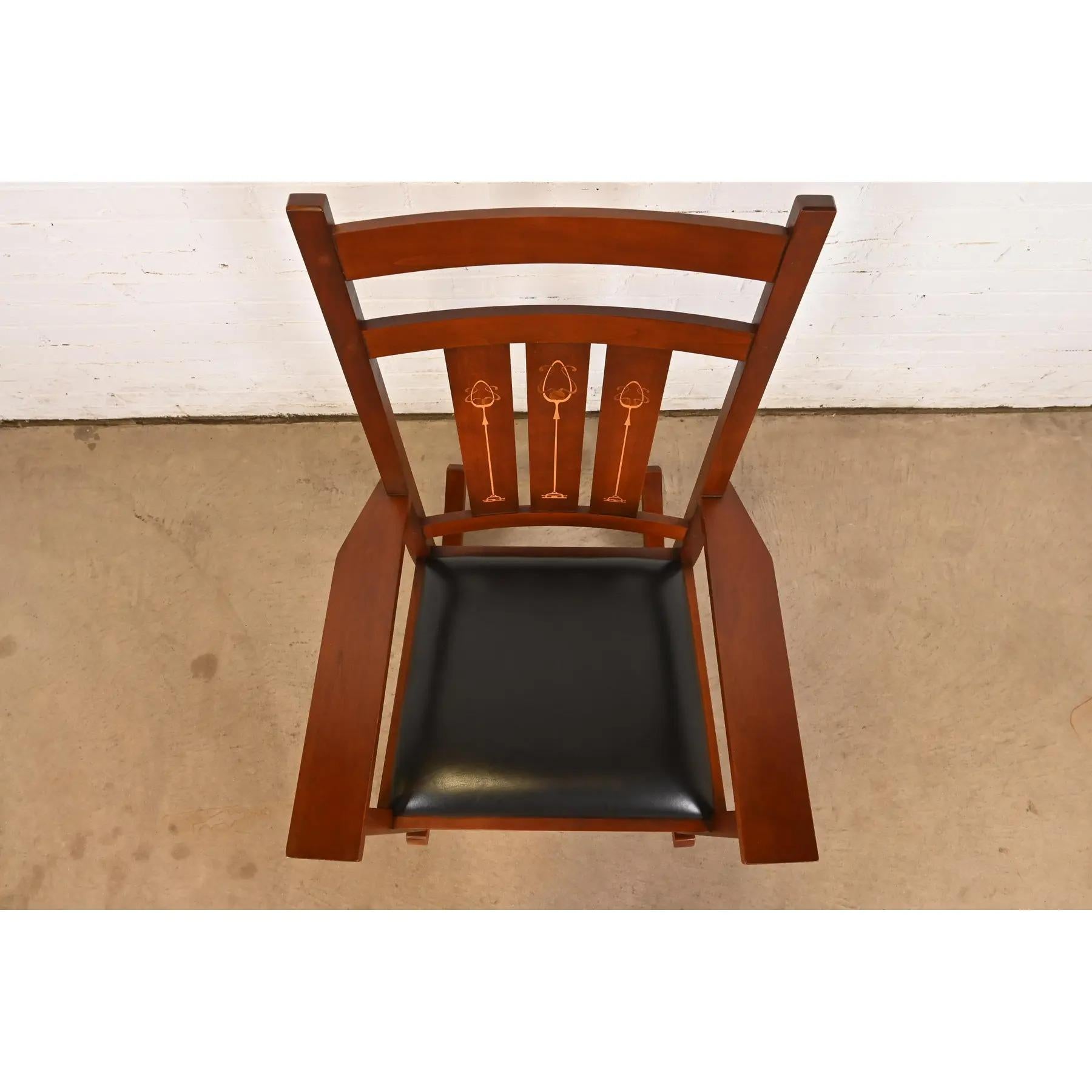 XXI secolo e contemporaneo Sedia a dondolo in legno di ciliegio della collezione Harvey Ellis Mission Arts & Crafts di Stickley in vendita