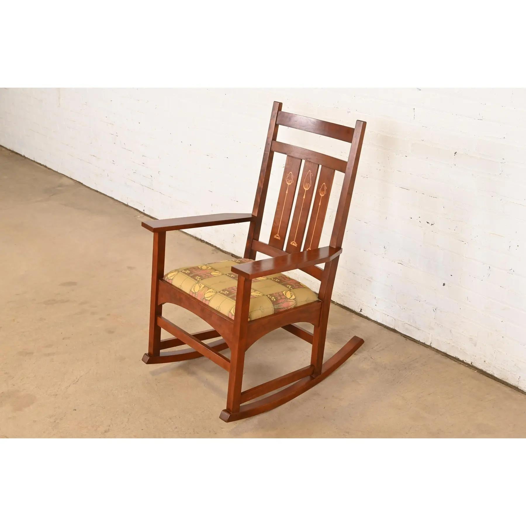 Stickley Harvey Ellis Collection Mission Arts & Crafts Cherry Wood Schaukelstuhl (21. Jahrhundert und zeitgenössisch) im Angebot