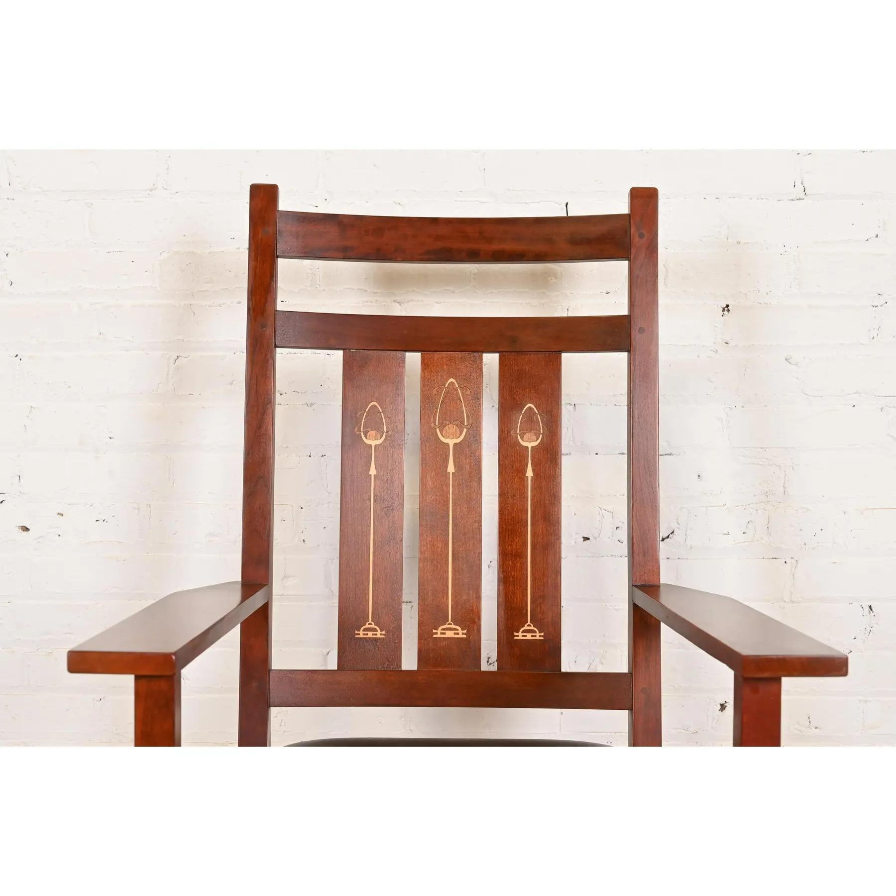 Pelle Sedia a dondolo in legno di ciliegio della collezione Harvey Ellis Mission Arts & Crafts di Stickley in vendita