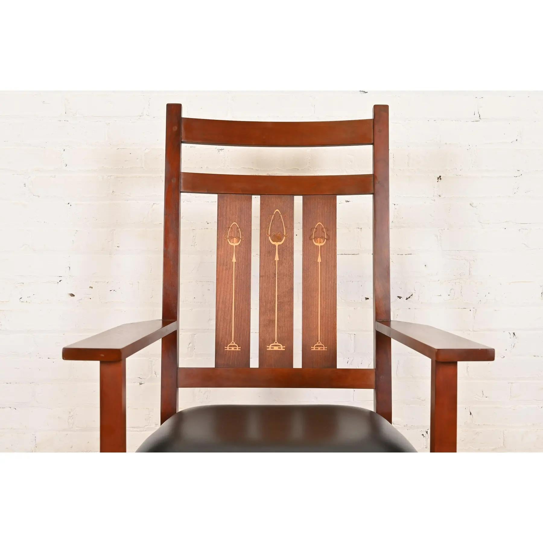 Pelle Sedia a dondolo in legno di ciliegio della collezione Harvey Ellis Mission Arts & Crafts di Stickley in vendita