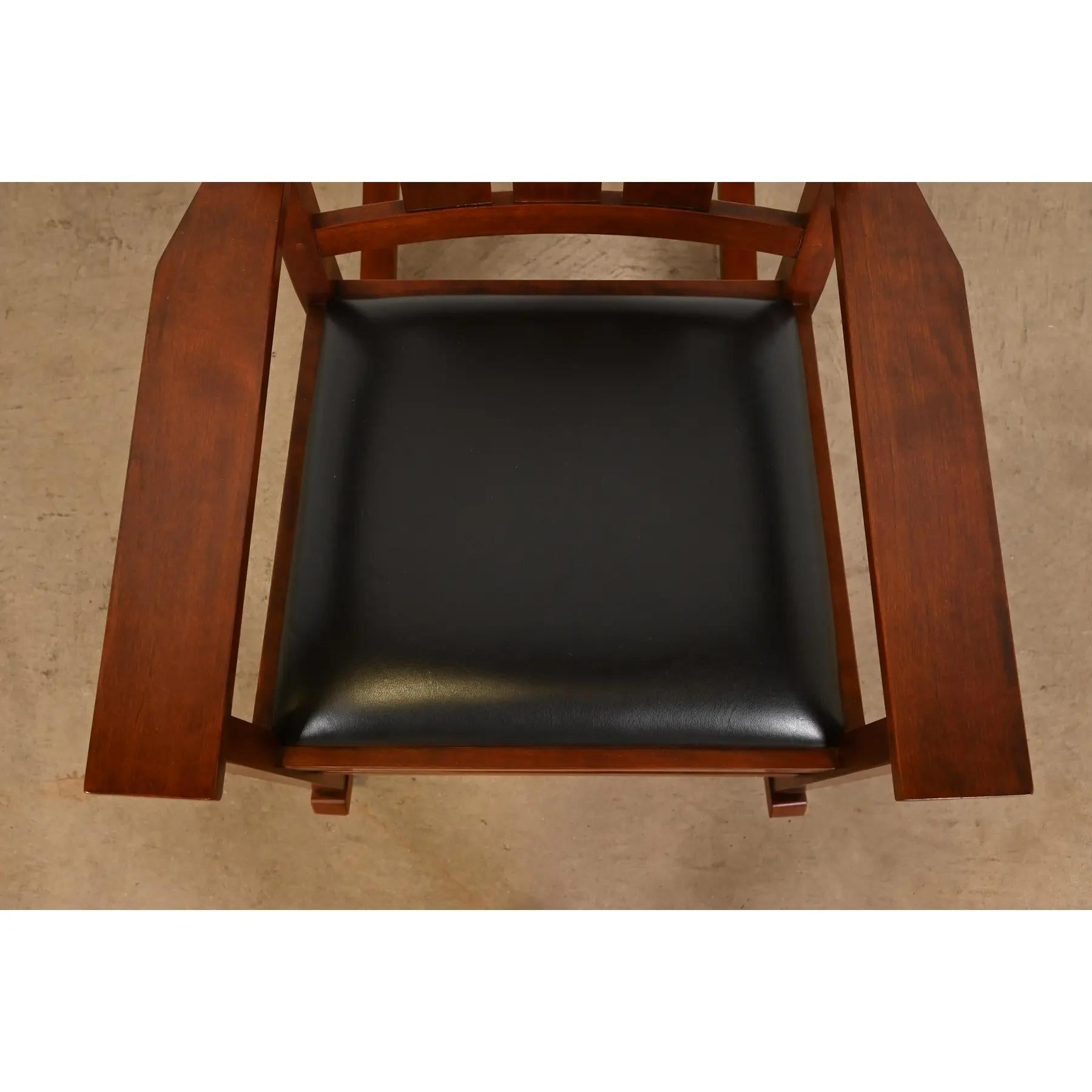 Sedia a dondolo in legno di ciliegio della collezione Harvey Ellis Mission Arts & Crafts di Stickley in vendita 1