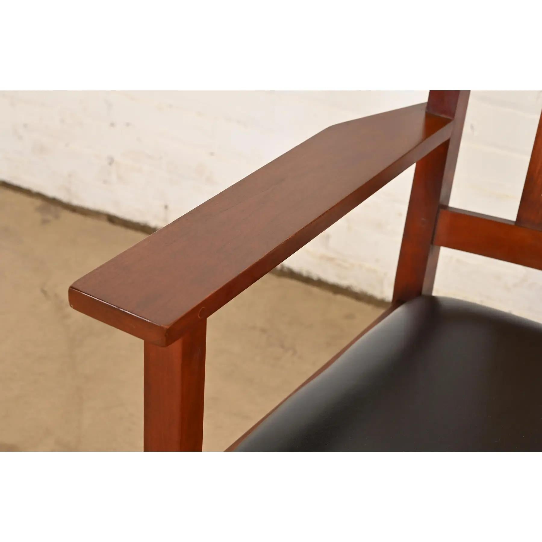 Sedia a dondolo in legno di ciliegio della collezione Harvey Ellis Mission Arts & Crafts di Stickley in vendita 1