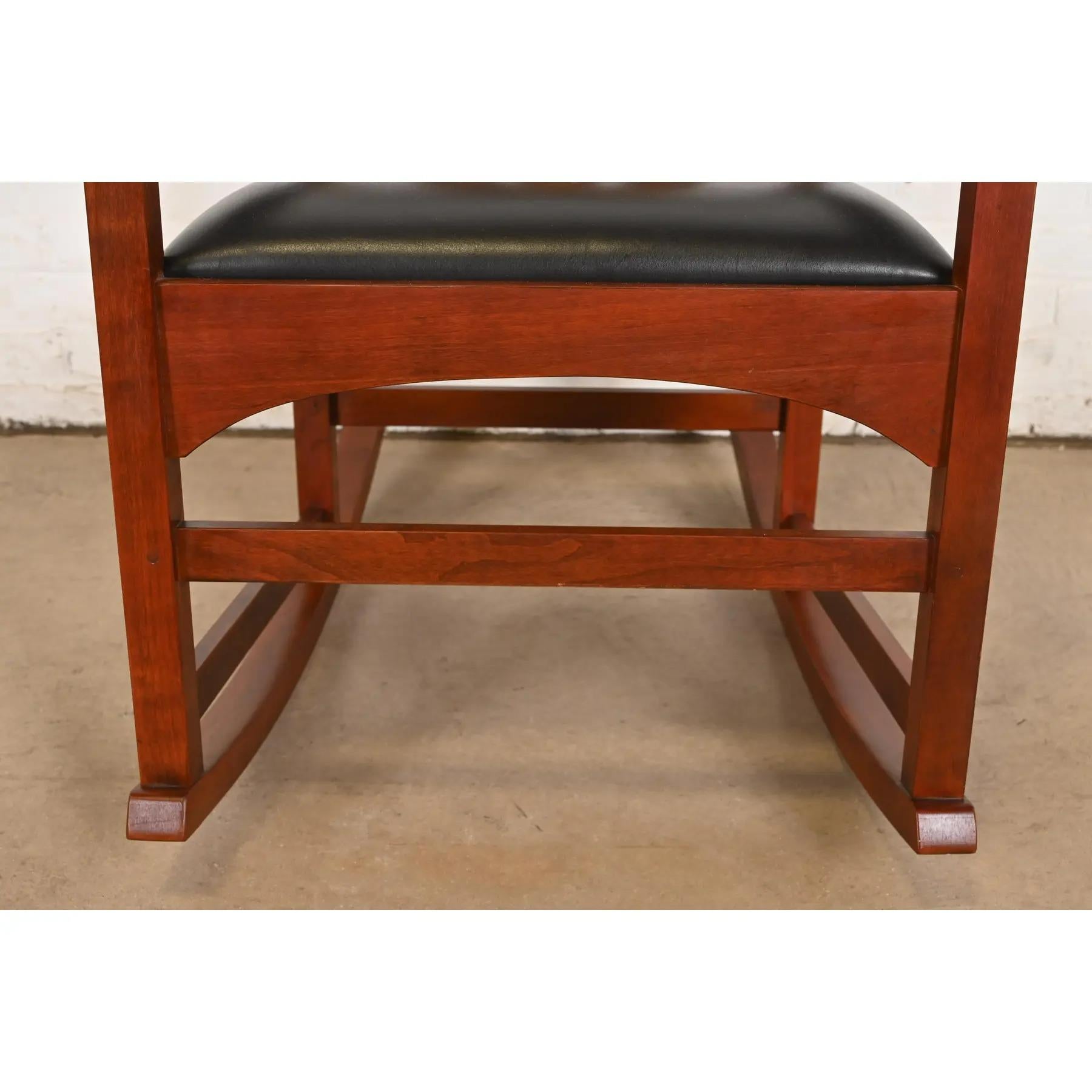 Sedia a dondolo in legno di ciliegio della collezione Harvey Ellis Mission Arts & Crafts di Stickley in vendita 2