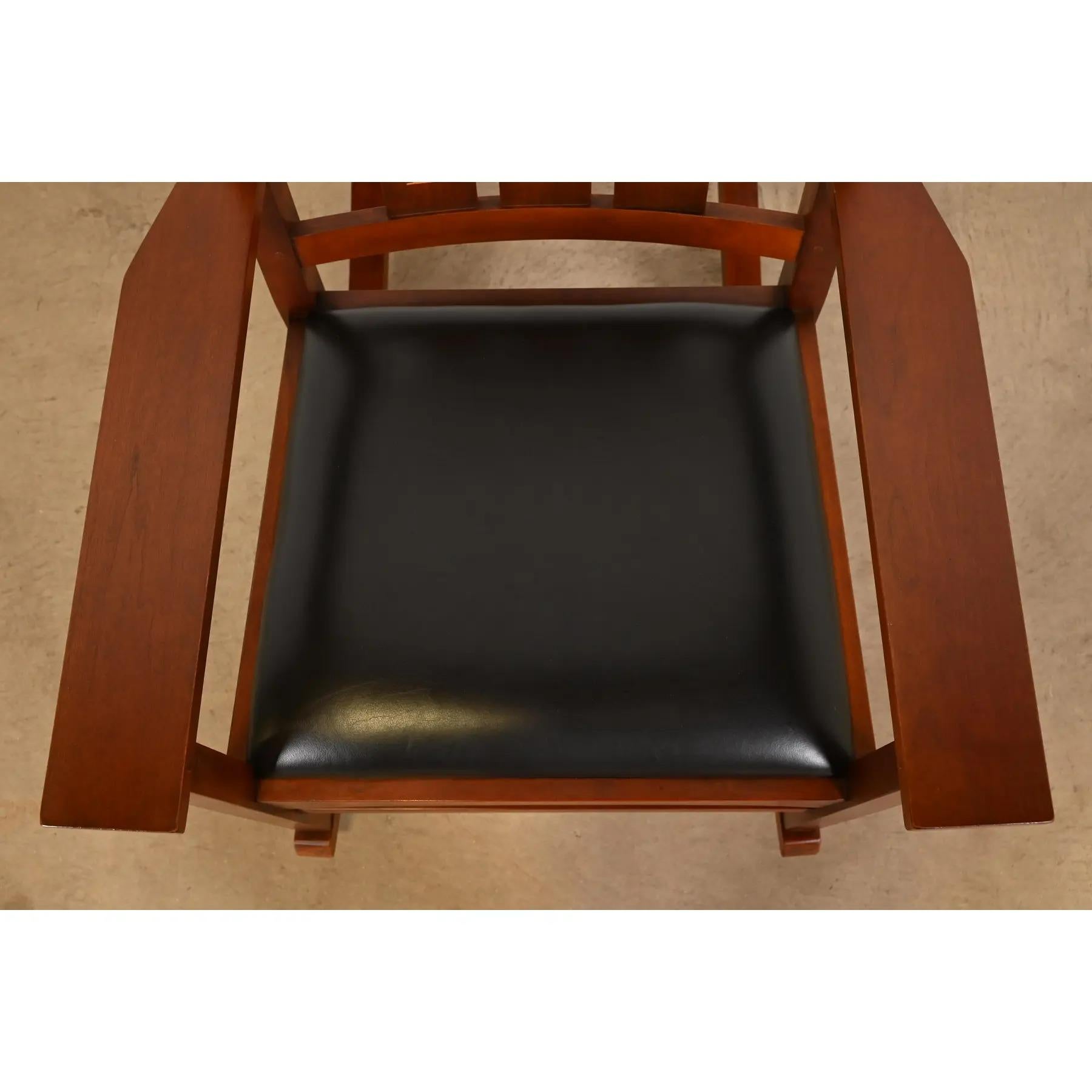 Sedia a dondolo in legno di ciliegio della collezione Harvey Ellis Mission Arts & Crafts di Stickley in vendita 2