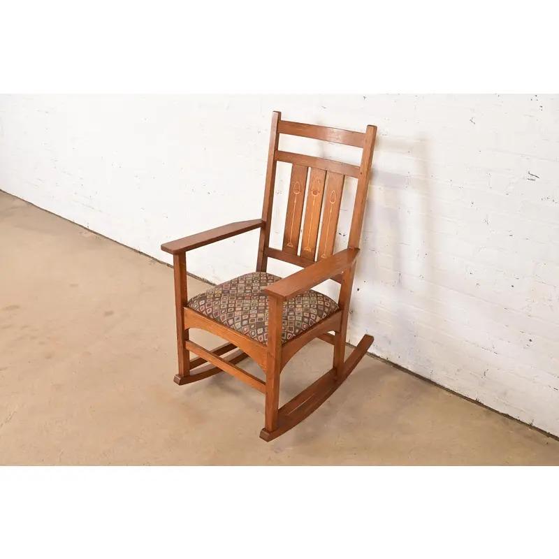Stickley Harvey Ellis Collection Mission Arts & Crafts Inlaid Oak Schaukelstuhl (amerikanisch) im Angebot