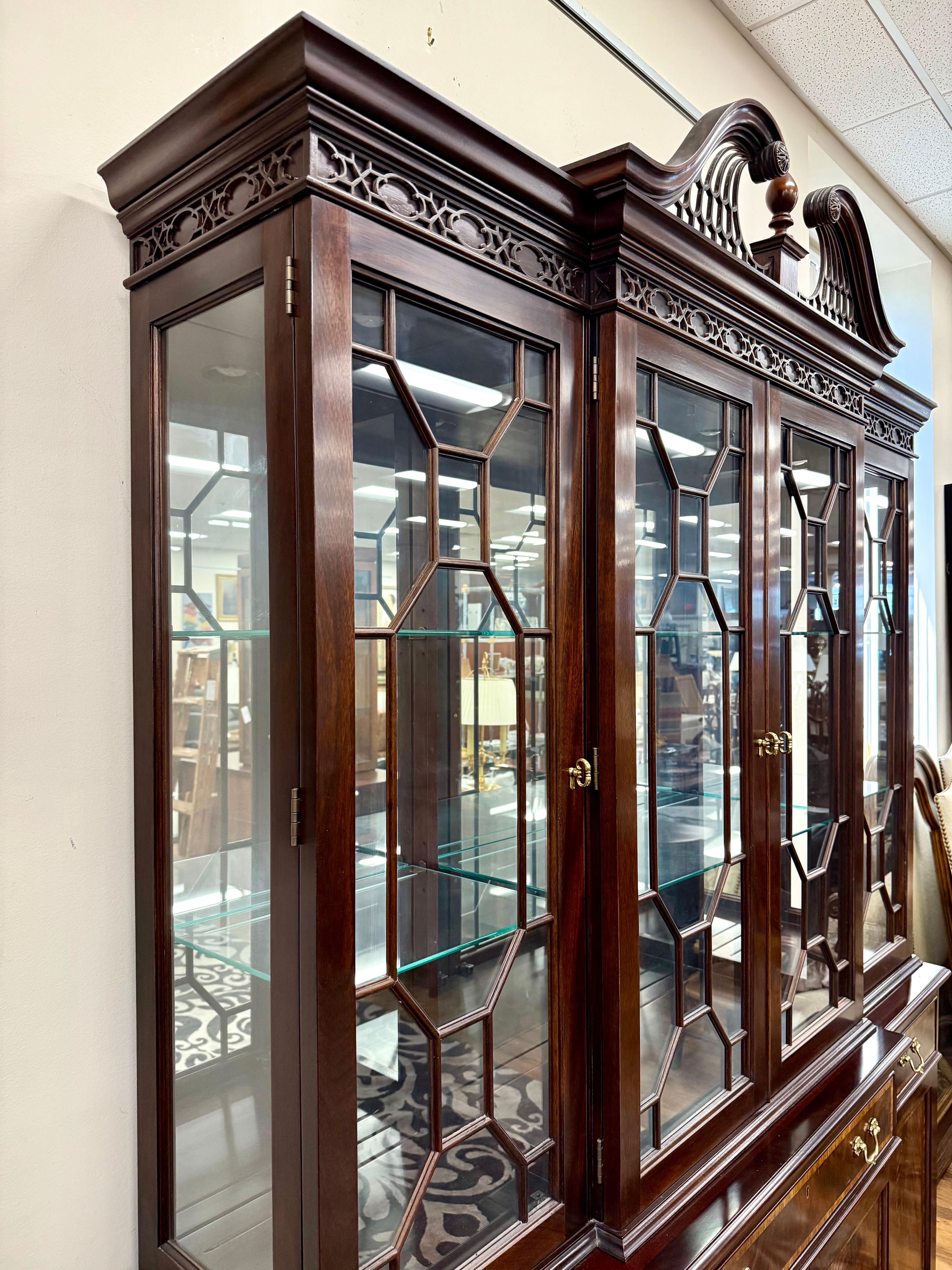 Stickley Mahogany Inlay Breakfront China Cabinet Sideboard Buffet In Good Condition For Sale In West Hartford, CT