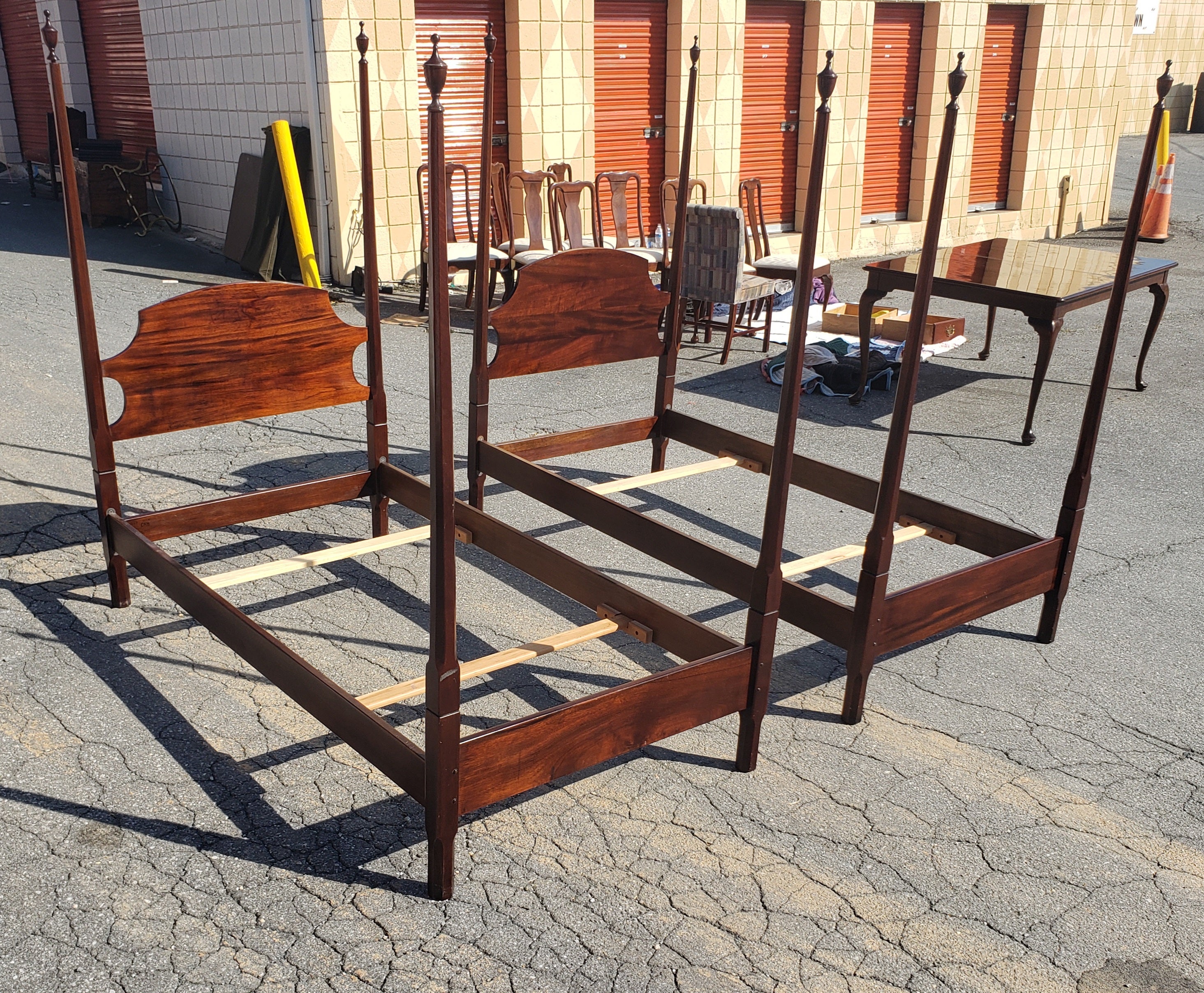 A pair of Stickley mahogany twin posters bedroom frames in excellent condition.
Amazingly well kept. Measures 80.5 inches long by 42 inches wide. Headboard is 41 inches high and footboard is 15.25 inches high. Inside measurements are 39.25 wide x