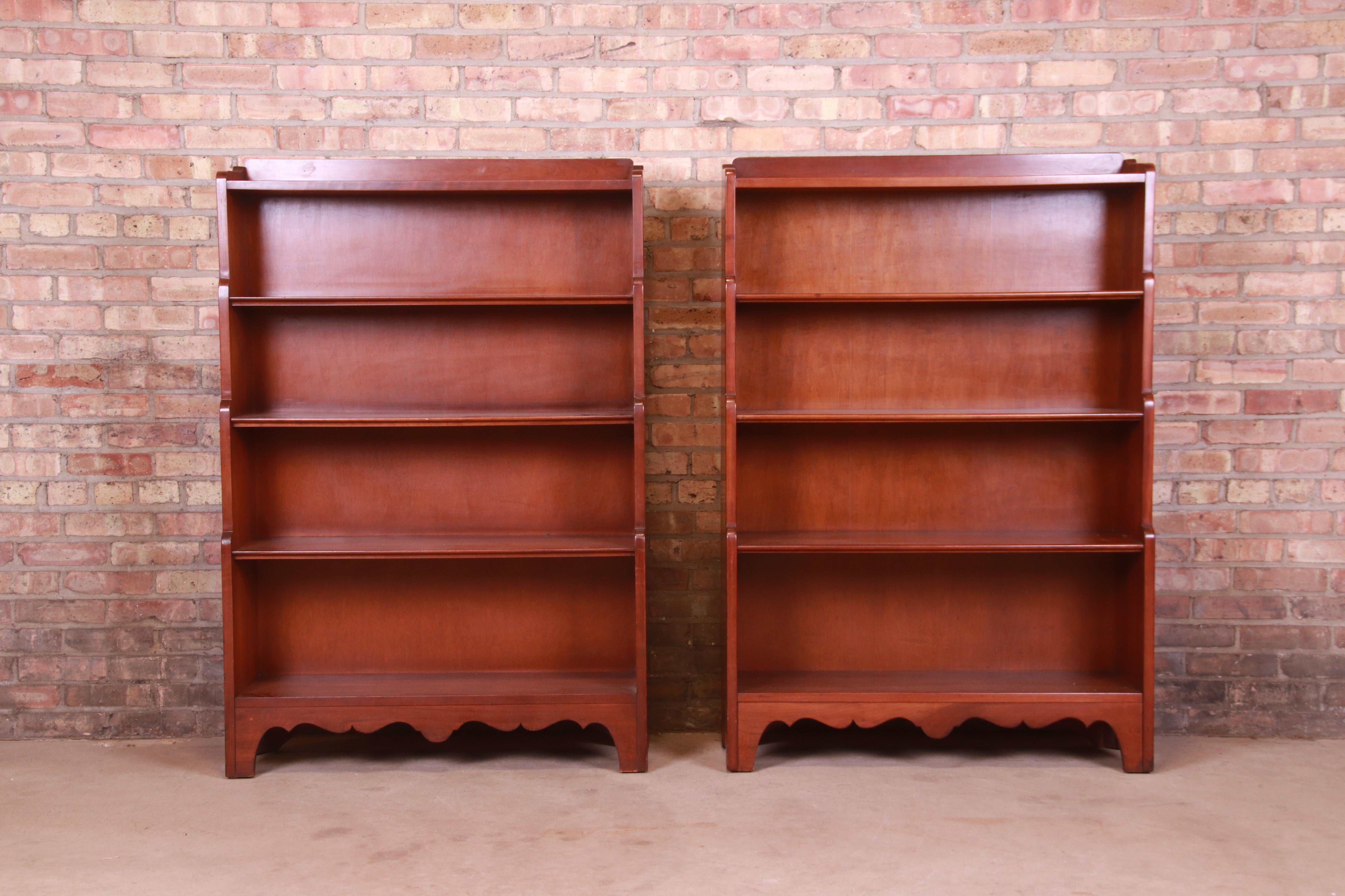 A gorgeous pair of mid-century solid cherry bookcases

By L. & J.G. Stickley

USA, Circa 1950s

Measures: 36.25
