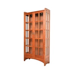 Bibliothèque-vitrine éclairée en bois de cerisier, style Stickley Mission Arts and Crafts