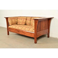 Sofá «Prairie Spindle Settle» de Stickley Mission Arts & Crafts, estilo Arts & Crafts, en madera de cerezo