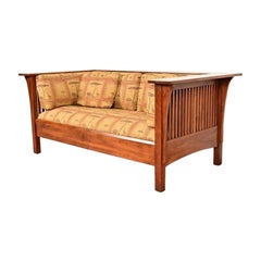 Sofá «Prairie Spindle Settle» de Stickley Mission Arts & Crafts, estilo Arts & Crafts, en madera de cerezo