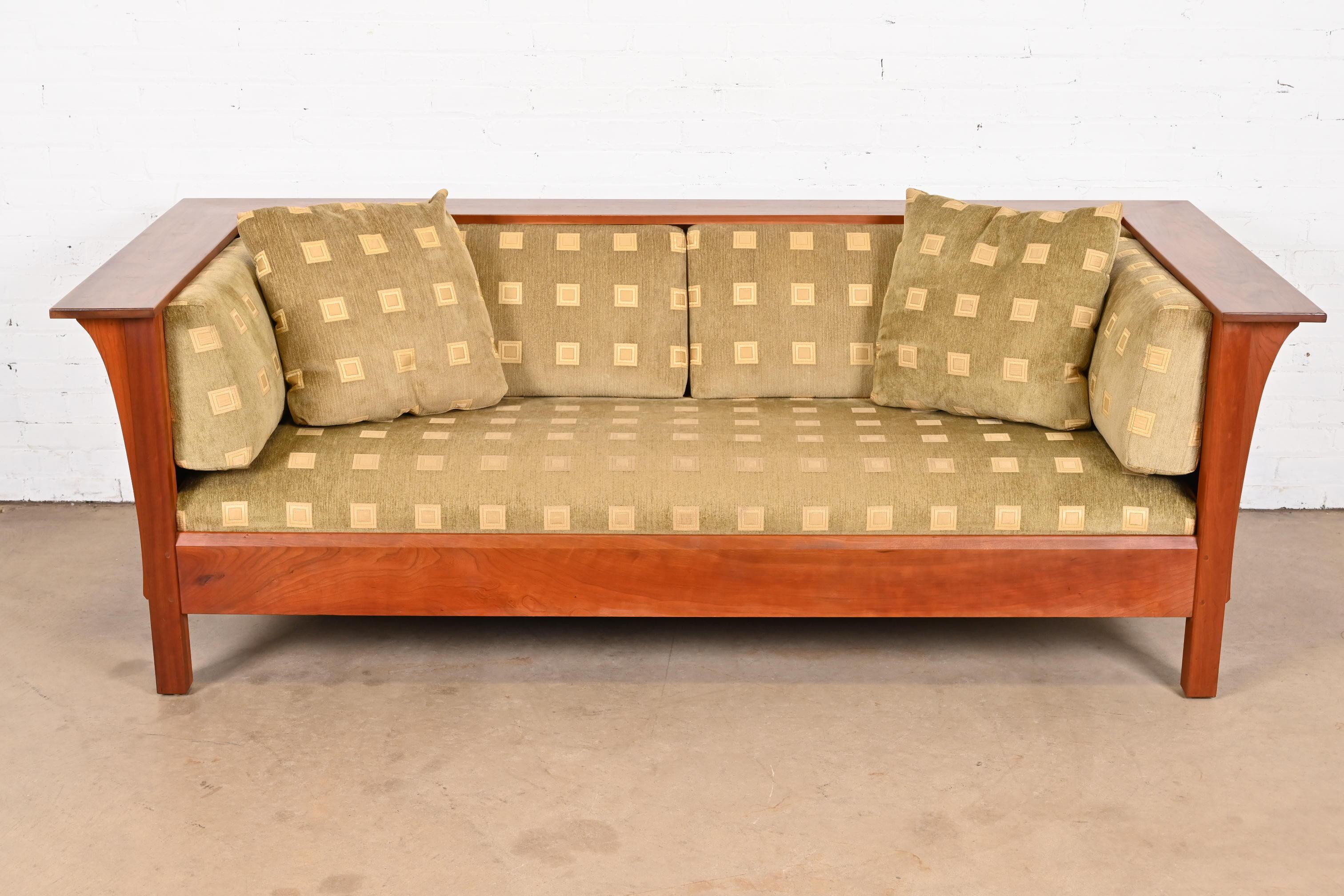 Ein wunderschönes Sofa im Missions- oder Arts & Crafts-Stil aus der Prärie

Von L. & J.G Stickley

USA, 21. Jahrhundert

Gestell aus massivem Kirschholz, mit Originalpolsterung.

Maße: 84,5 
