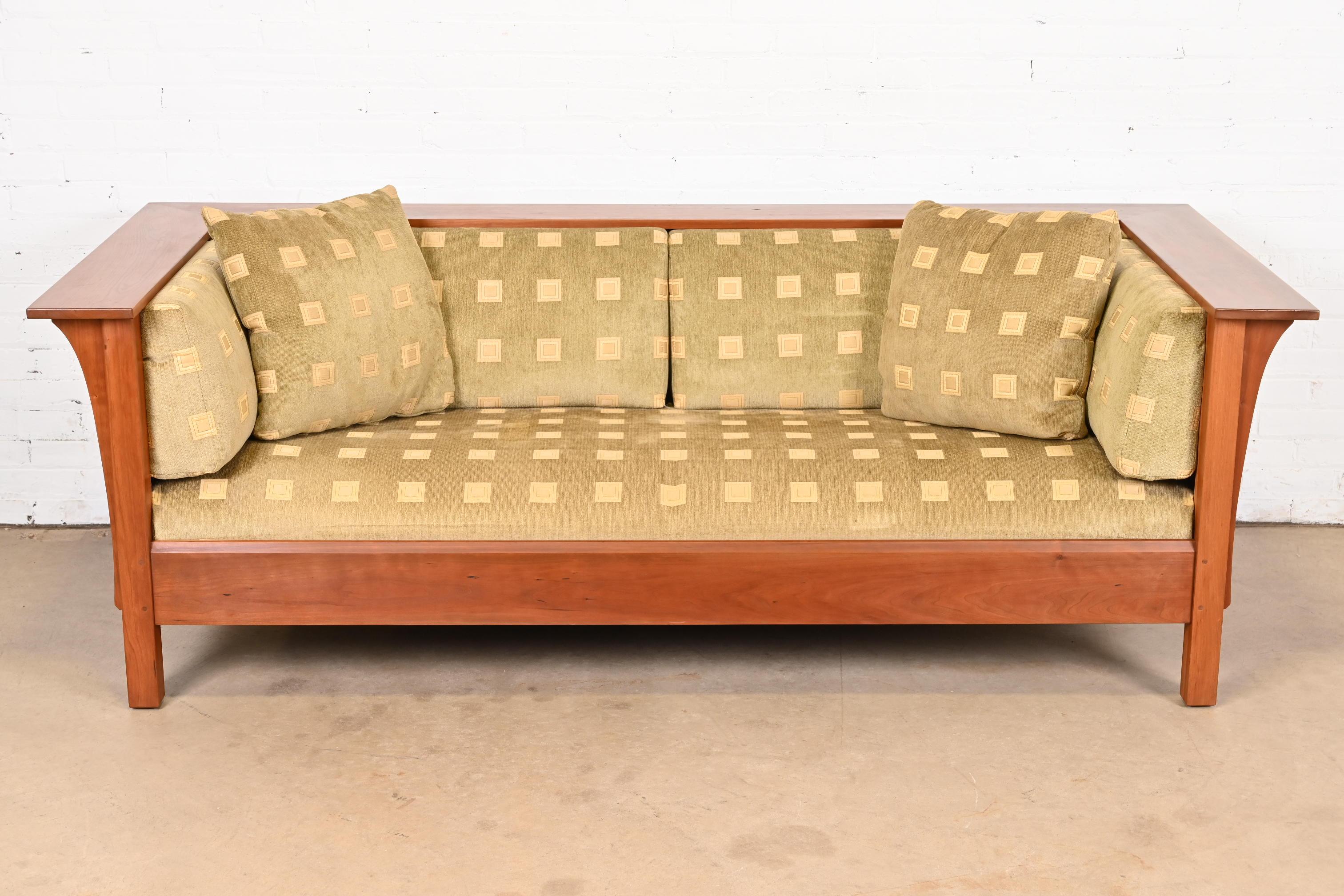 A gorgeous Mission or Arts & Crafts style Prairie settle sofa

By L. & J.G Stickley

USA, 21st Century

Solid cherry wood frame, with original upholstery.

Measures: 84.5