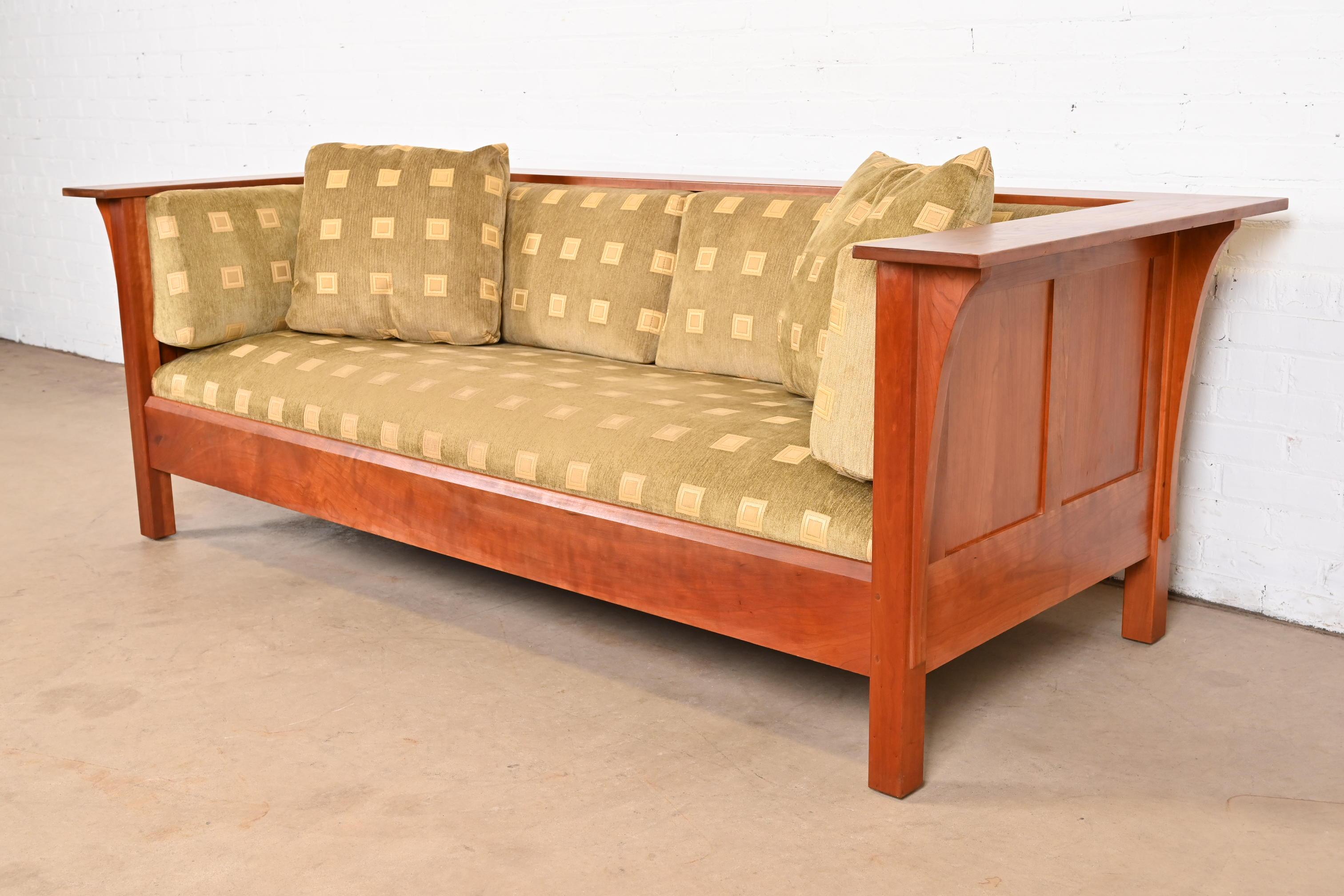 Stickley Mission Arts and Crafts Kirschbaumholz-Sofa (21. Jahrhundert und zeitgenössisch) im Angebot