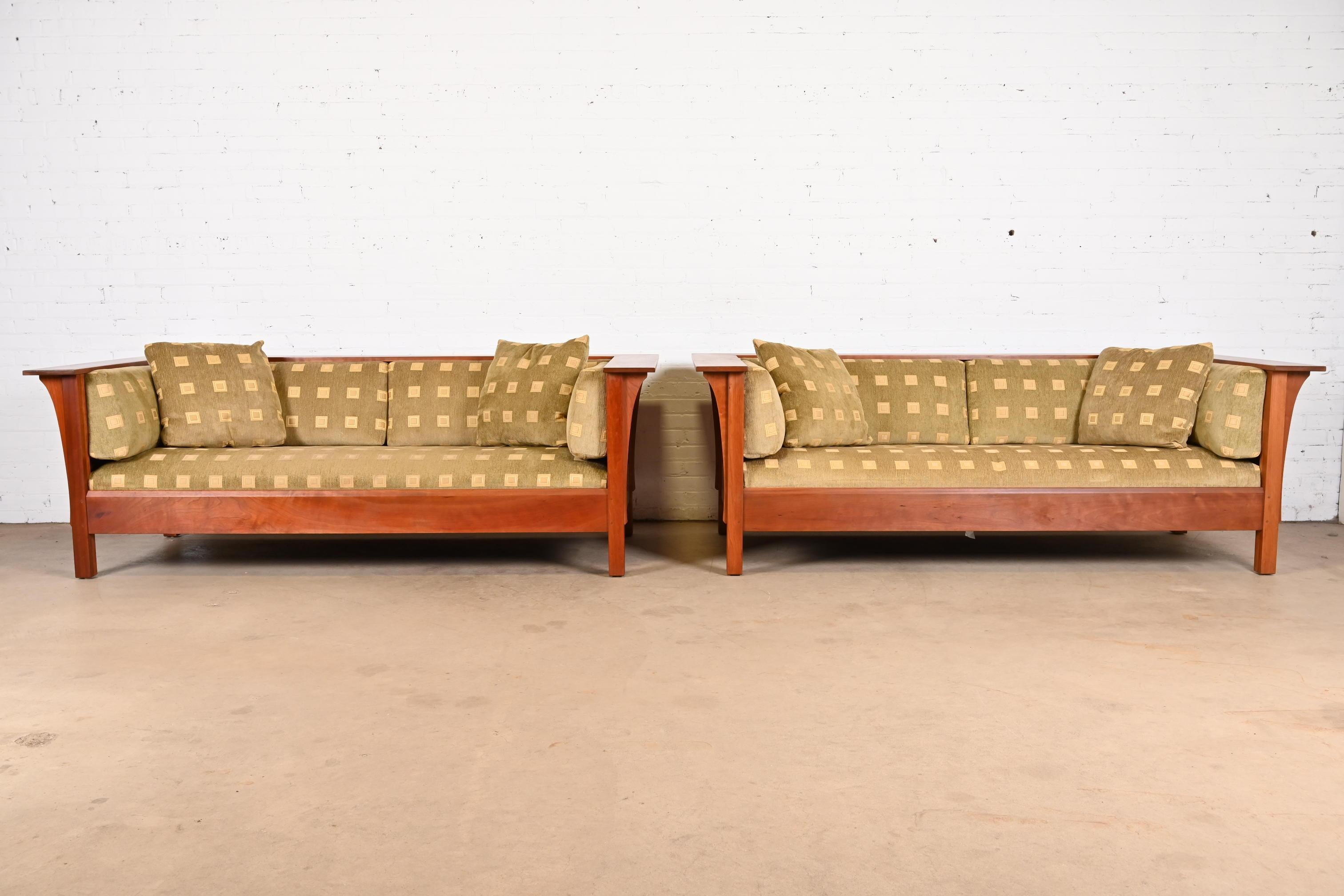 Ein wunderschönes Paar Sofas im Missions- oder Arts & Crafts-Stil aus der Prärie

Von L. & J.G Stickley

USA, 21. Jahrhundert

Massive Kirschholzrahmen, mit Originalpolsterung.

Jedes Maß: 84,5 