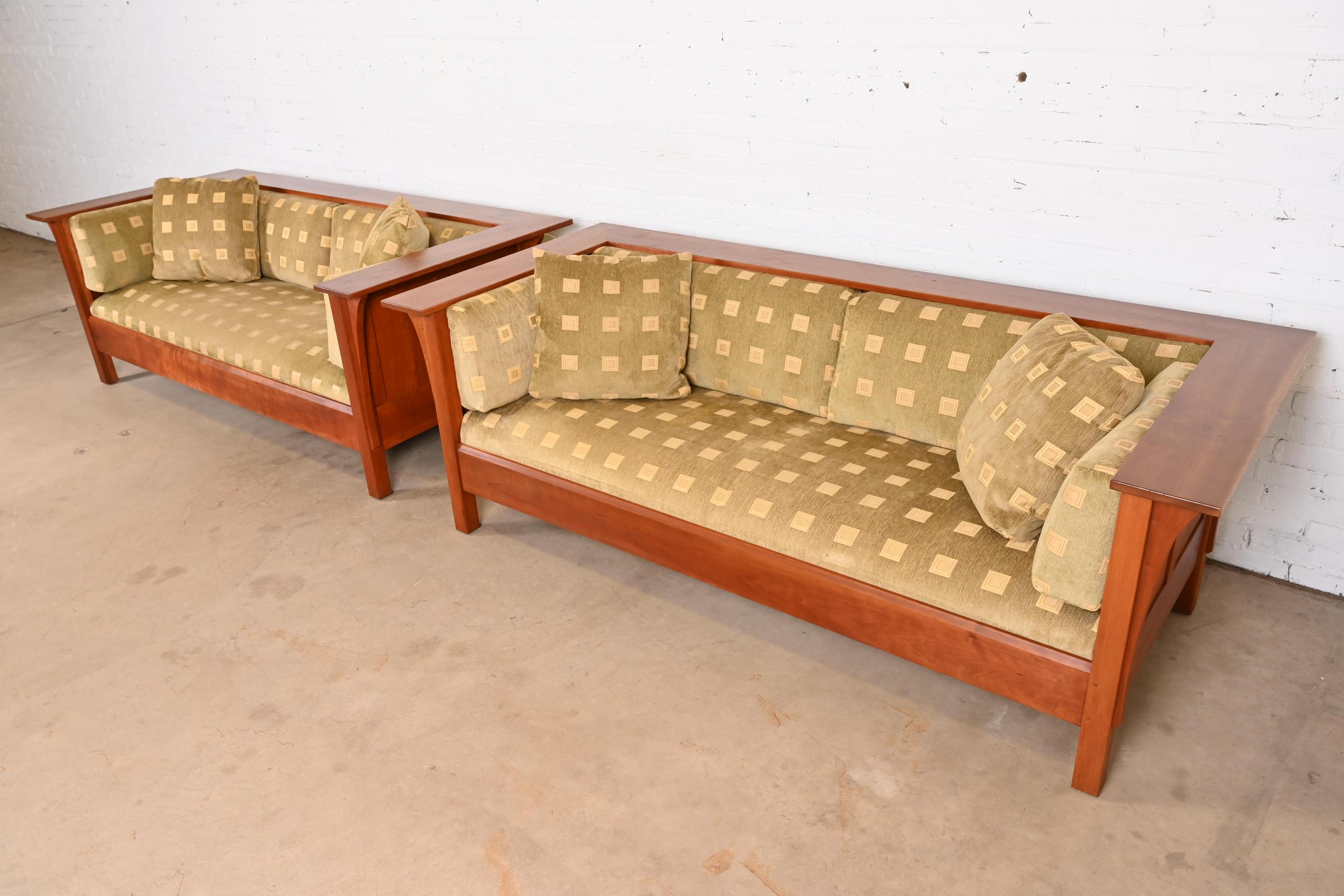 Stickley Mission Arts and Crafts Cherry Wood Settle Sofas, Pair In Good Condition For Sale In South Bend, IN