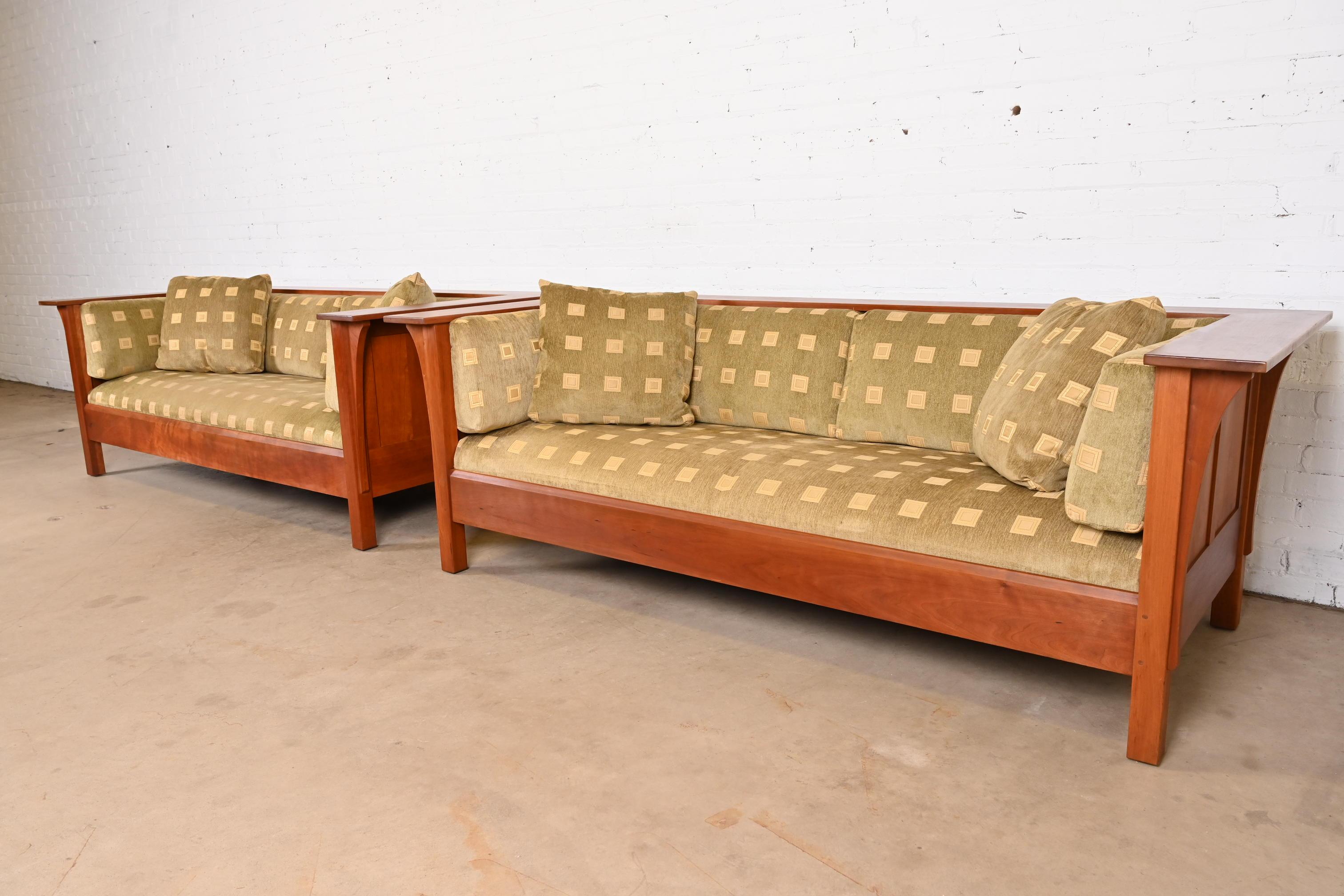 Stickley Mission Arts and Crafts Kirschbaumholz-Sessel-Sofa, Paar (21. Jahrhundert und zeitgenössisch) im Angebot