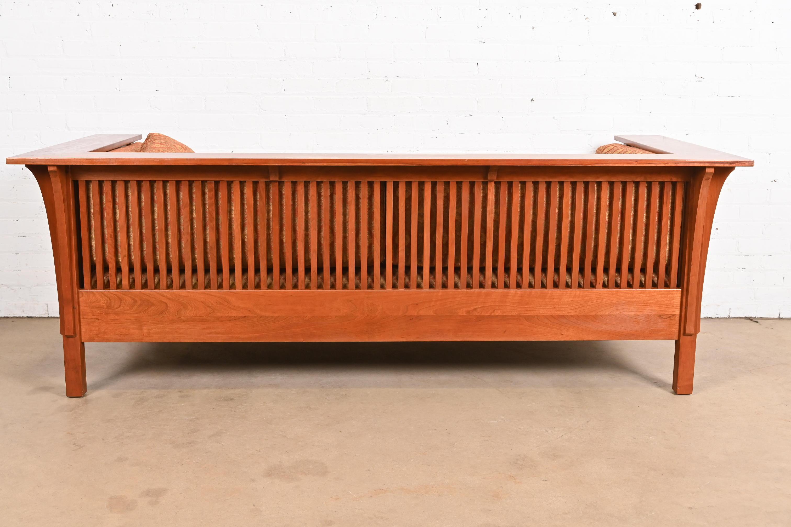 Sofá Stickley Mission Arts & Crafts de madera de cerezo con asiento de husillo en venta 3