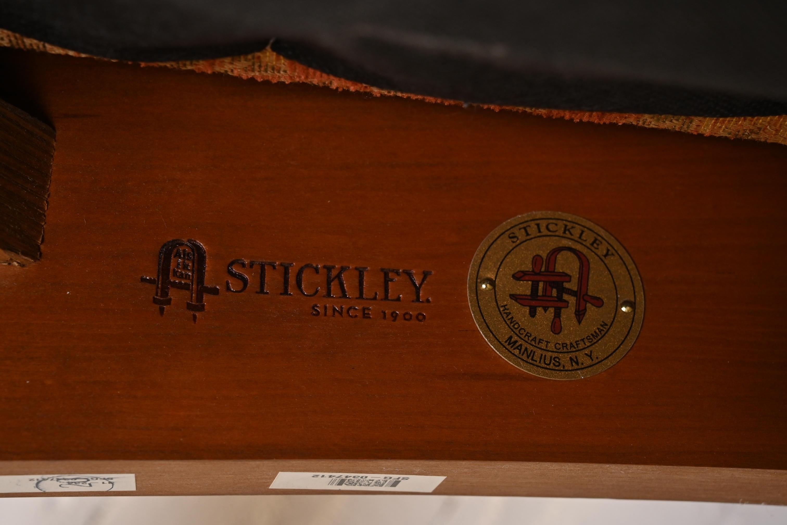 Sofá Stickley Mission Arts & Crafts de madera de cerezo con asiento de husillo en venta 4
