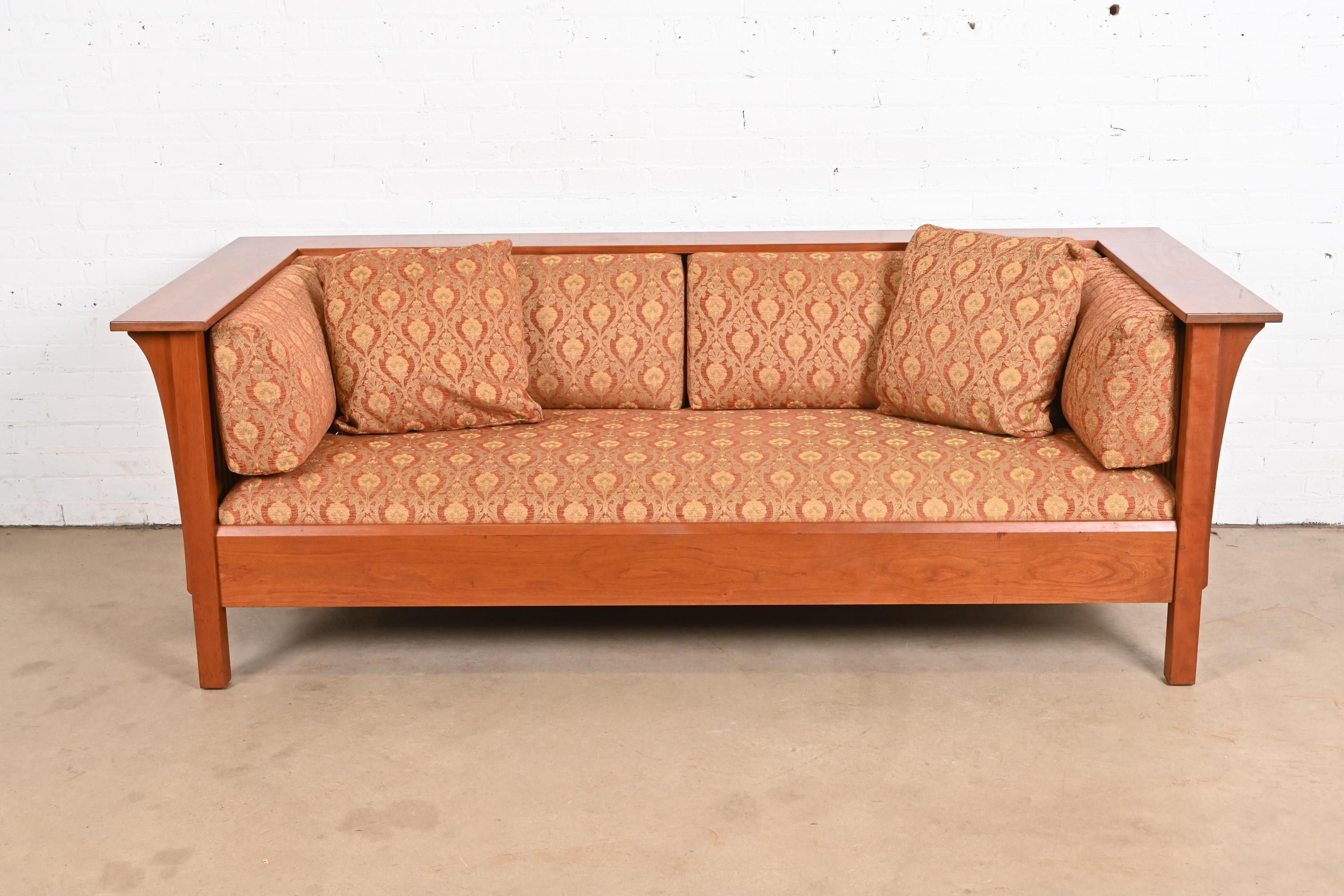 Sofá Stickley Mission Arts & Crafts de madera de cerezo con asiento de husillo Artes y manualidades en venta