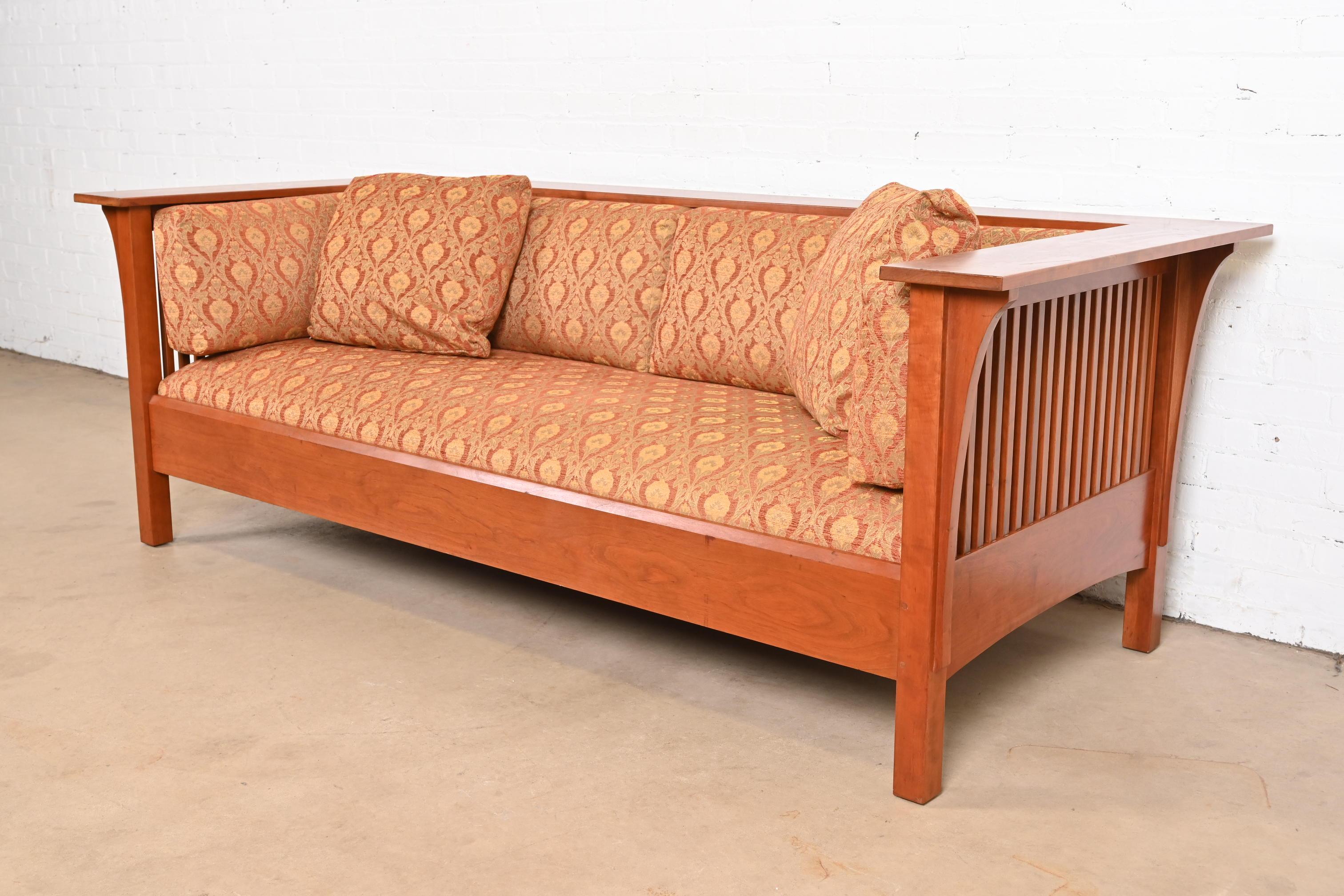 Sofá Stickley Mission Arts & Crafts de madera de cerezo con asiento de husillo Estadounidense en venta