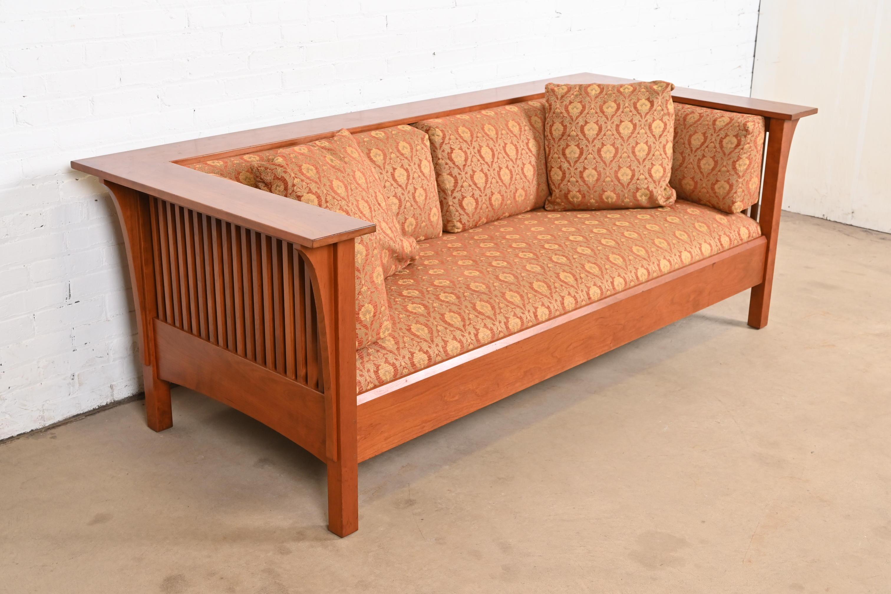 Sofá Stickley Mission Arts & Crafts de madera de cerezo con asiento de husillo en Bueno estado para la venta en South Bend, IN