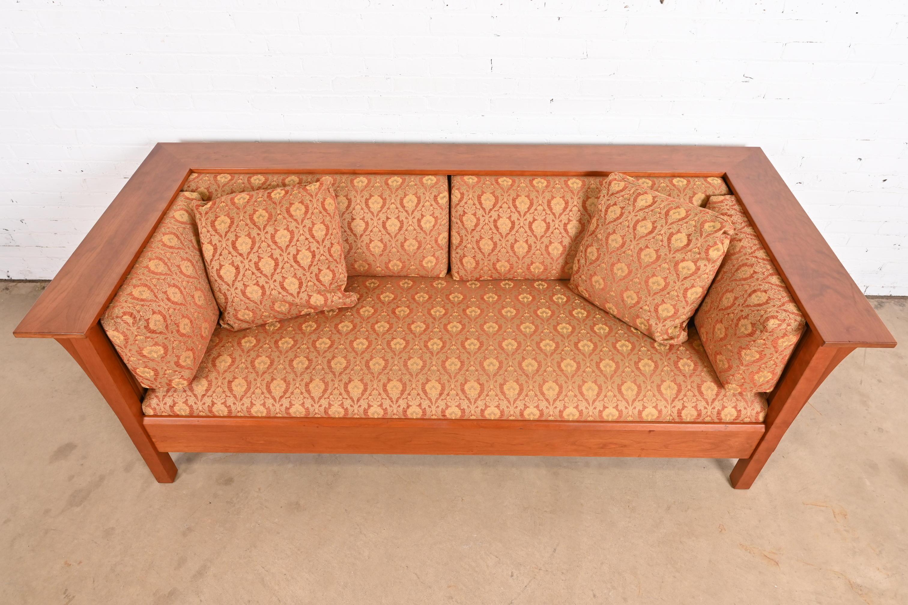 Sofá Stickley Mission Arts & Crafts de madera de cerezo con asiento de husillo Siglo XXI y contemporáneo en venta