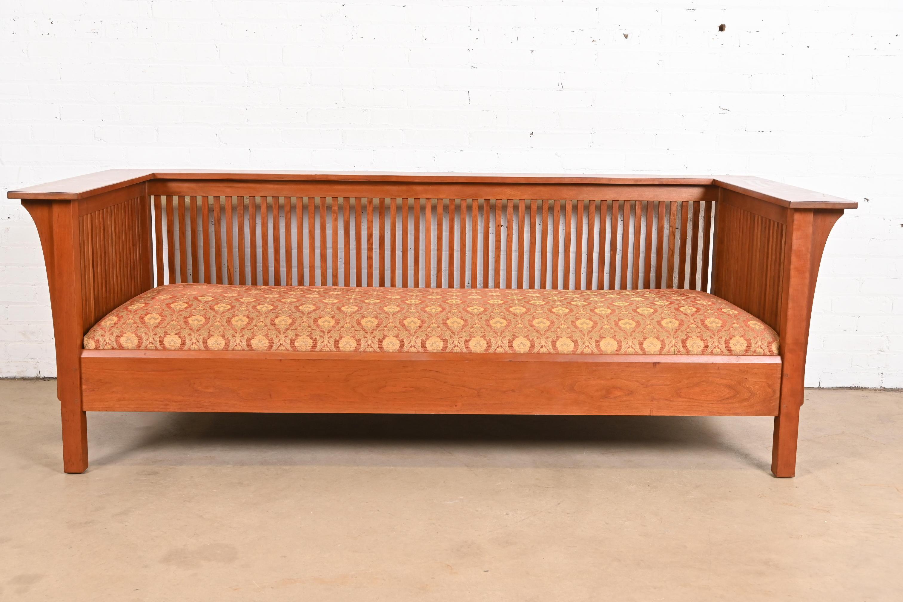 Sofá Stickley Mission Arts & Crafts de madera de cerezo con asiento de husillo Tapicería en venta