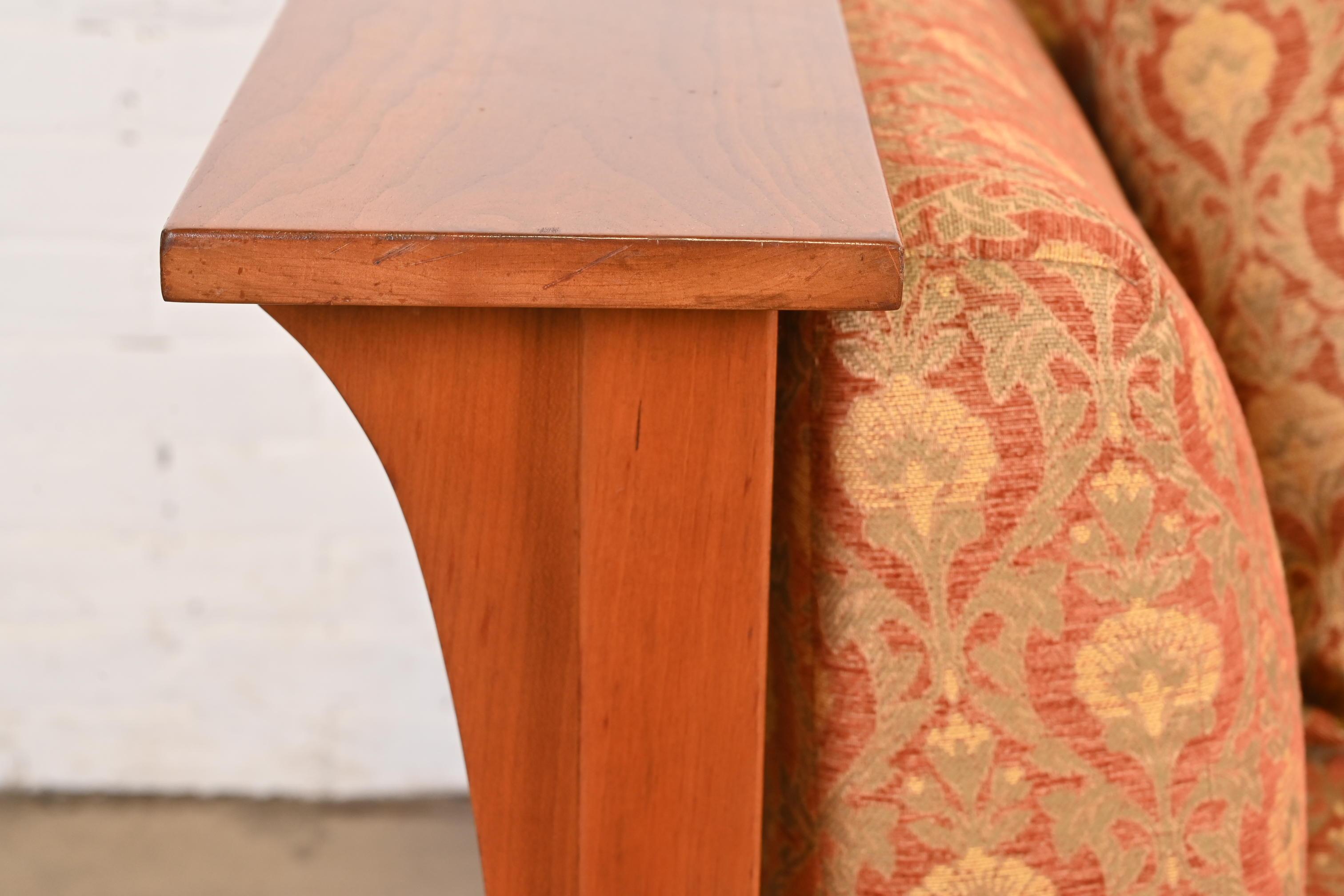 Sofá Stickley Mission Arts & Crafts de madera de cerezo con asiento de husillo en venta 1
