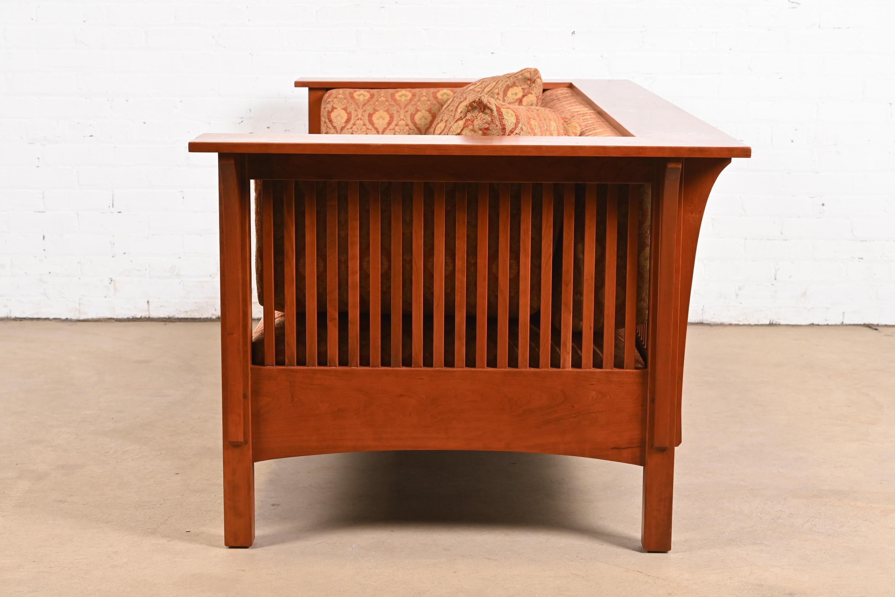 Sofá Stickley Mission Arts & Crafts de madera de cerezo con asiento de husillo en venta 2