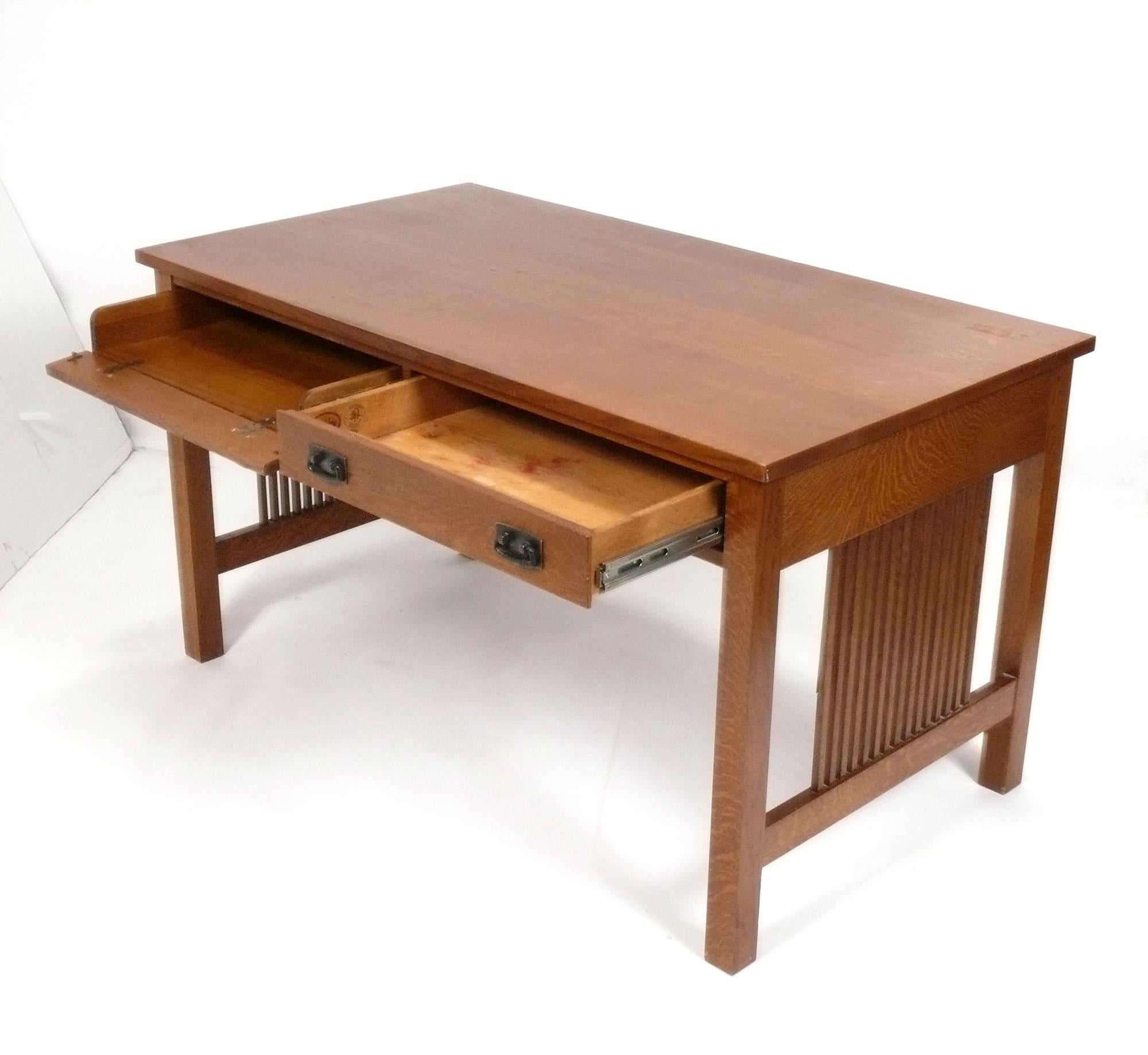 Escritorio Stickley de líneas limpias, diseñado originalmente en la década de 1910 por Gustav Stickley, este ejemplar forma parte de la línea autorizada producida por Stickley en la década de 2000. Como todos los muebles Stickley, esta pieza está