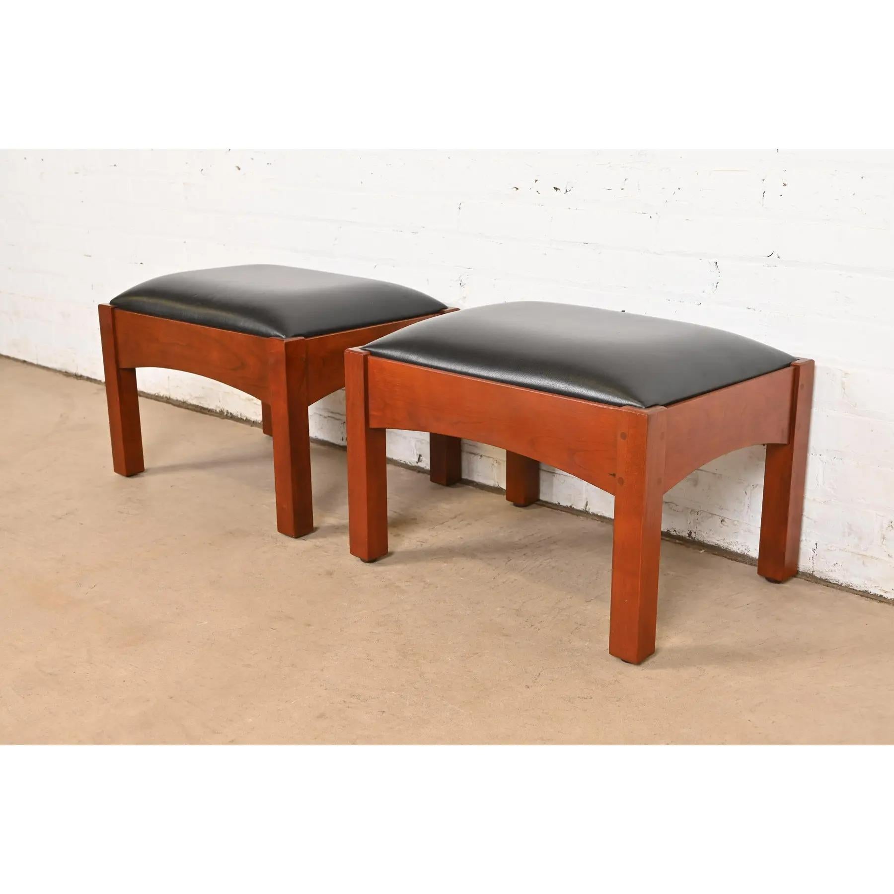 Stickley Mission Arts & Crafts Kirschbaumholz und Leder Fußbank oder Ottomane im Angebot 4