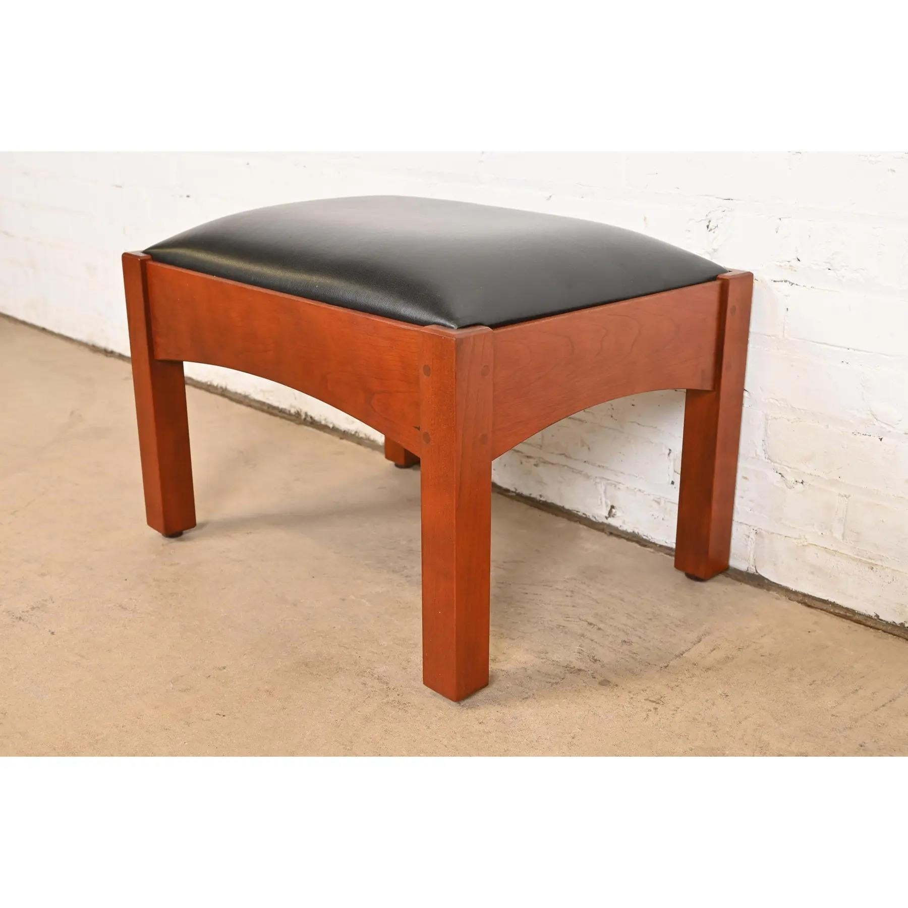 Ein prächtiger Missions- oder Arts & Crafts-Hocker oder eine Ottomane

Von Stickley

USA, 2005

Kirschbaumholz, mit schwarzem Lederbezug.

Maße: 22 