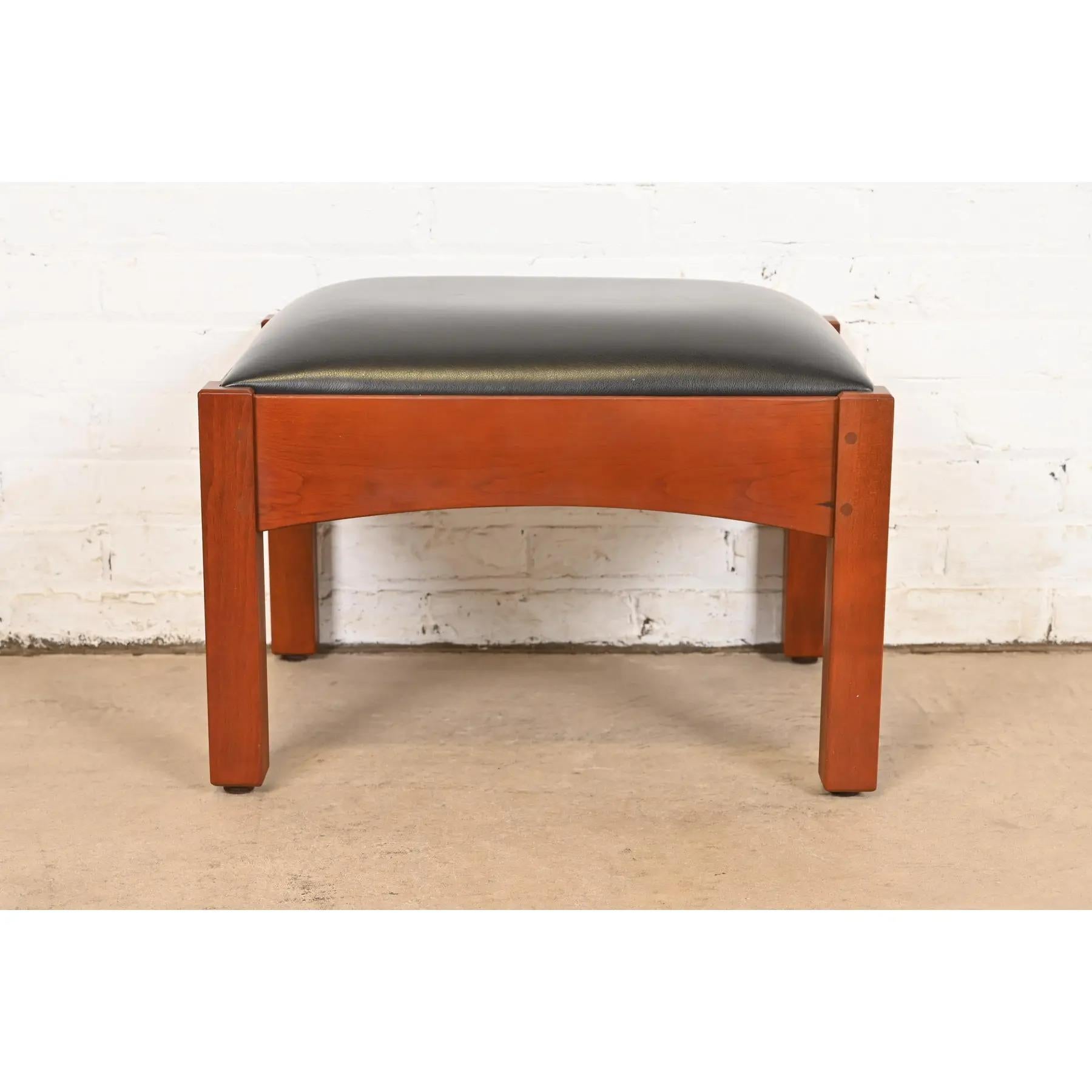 Stickley Mission Arts & Crafts Kirschbaumholz und Leder Fußbank oder Ottomane (amerikanisch) im Angebot