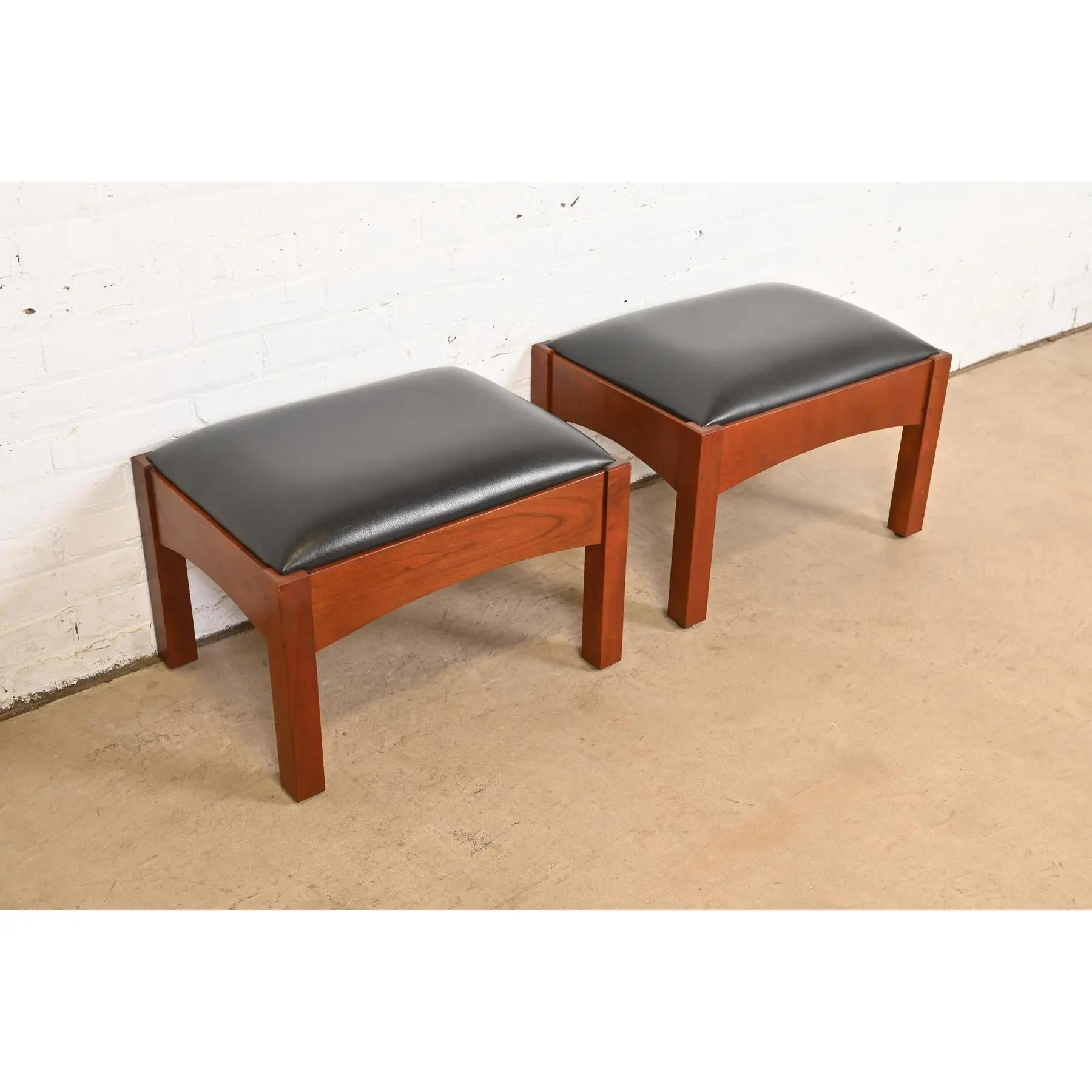 Ein wunderschönes Paar Fußhocker oder Ottomane im Missions- oder Arts & Crafts-Stil

Von Stickley

USA, 2005

Kirschbaumholz, mit schwarzem Lederbezug.

Jedes Maß: 22 