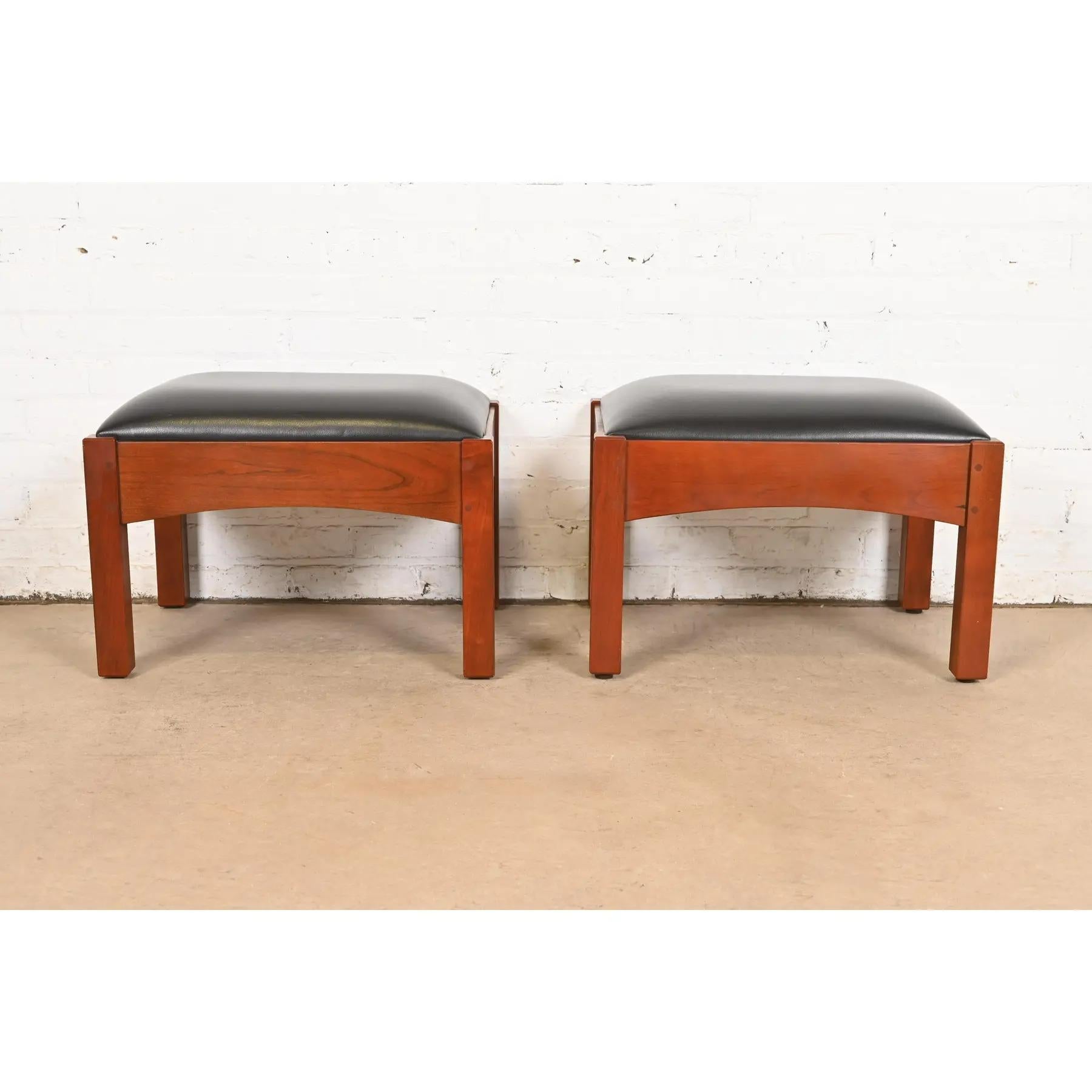 Stickley Mission Arts & Crafts Fußhocker oder Hocker aus Kirschbaumholz und Leder (amerikanisch) im Angebot