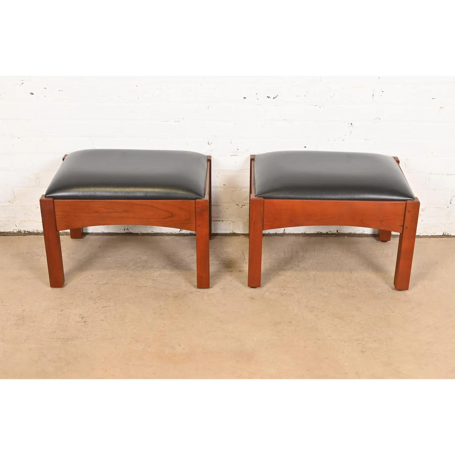 Stickley Mission Arts & Crafts Fußhocker oder Hocker aus Kirschbaumholz und Leder im Zustand „Gut“ im Angebot in South Bend, IN