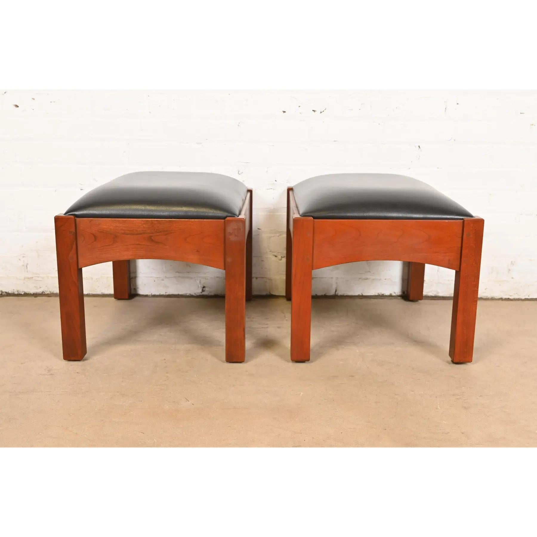 Stickley Mission Arts & Crafts Fußhocker oder Hocker aus Kirschbaumholz und Leder im Angebot 1