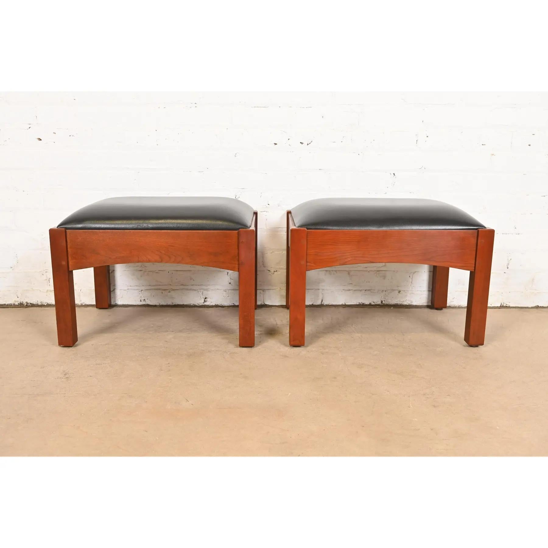 Stickley Mission Arts & Crafts Fußhocker oder Hocker aus Kirschbaumholz und Leder im Angebot 2